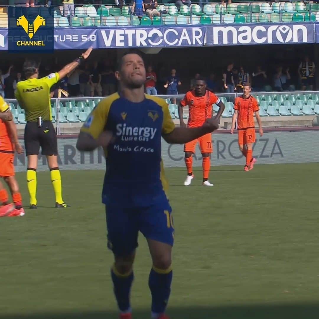 エラス・ヴェローナFCのインスタグラム：「Una stagione cla-mo-ro-sa per #Caprari. Ma quale dei suoi 1️⃣2️⃣ gol è il più bello secondo te? 🟡🔵🐐  #SeasonGoals #HVFC」