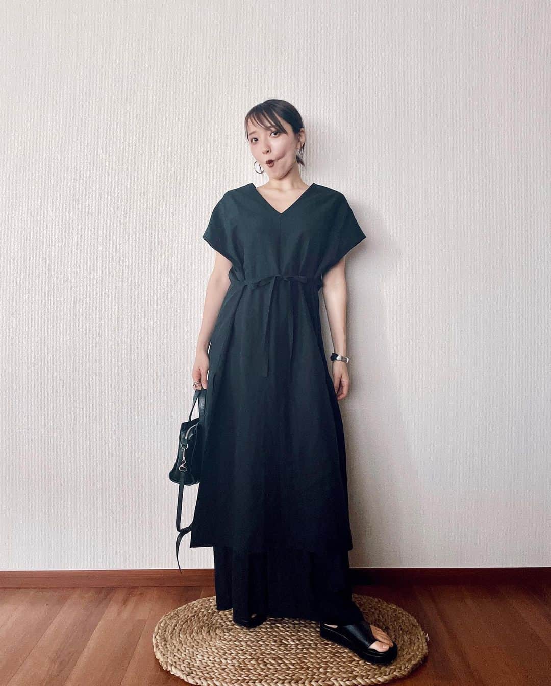 かんだまのインスタグラム：「私、パートナーが身だしなみを整えたら必ず理由込みで「かっこいい」を伝えてるんだけど、いつしかそれが彼に伝染して私が準備するたびに「メイクいいね」「やっぱり黒似合うね」「カジュアルもいいじゃん！」とポジティブな感想を述べてくれるようになりまして、予期せぬ展開に正直とても気分が良い😎w  性格は変えられなくとも、習慣は伝染するらしい🙆‍♀️  しかしこの日は「前髪いいねぇ」のあとにさらっと「顔丸くなったねぇ」と言われたぜ☺︎ うん、それは言わなくていい。笑  #モノトーンコーデ #シンプルコーデ #オールブラックコーデ #夏服コーデ #marwunitedarrows #だま服　#マタニティコーデ」