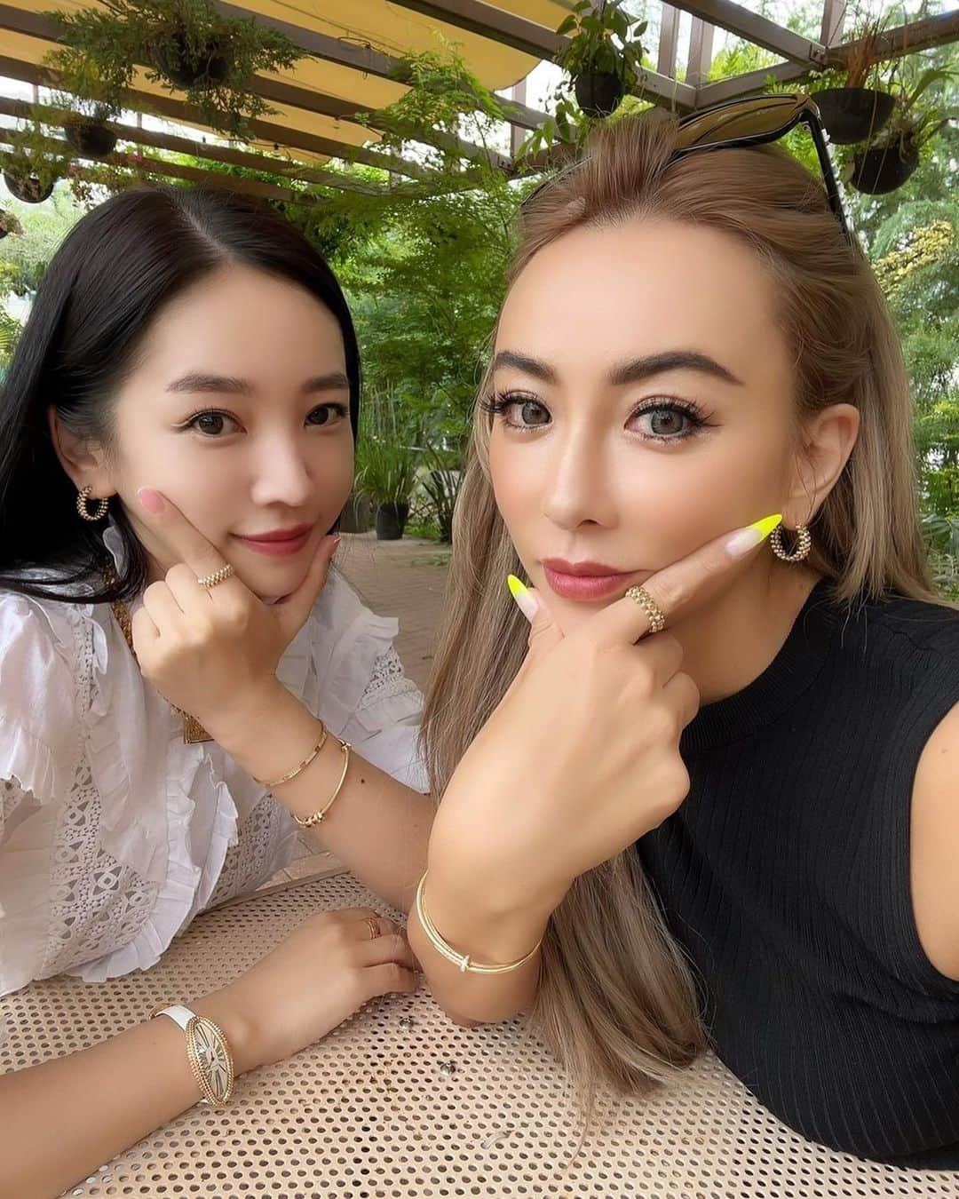 megbabyのインスタグラム：「会えない時間が私たちを強くした。  こんなに大切な存在なのに 辛い時に側にいてあげられなくて本当にごめんねと伝えた時、側にいたら強くなれなかったよと言ってくれたの。  離れた時間にも意味があったんだよって。  何度離れても タイミングが来た時に自然に会うんだと思った。 私たちのように。  実は先月のこと　@mgb_skin のPOPUPイベントにサプライズで現れたの😭 目の前に現れた時は心臓が止まるかと思ったけど本当に嬉しくて嬉しくてお互い泣いた😭  私たちをサプライズで再会させてくれた @ayano_fukuoji ちゃんにも感謝✨  生き別れた弟が妹になって8年間の海外生活から帰ってきたんだと思ってる😂  これから先おばあちゃんになっても彼女が辛い時は一番に支えたい🕊  仕事への姿勢も 考え方も似てて 愛には愛で返す性格も似てる。  こんなパワーアップした2人を応援してね🥺」