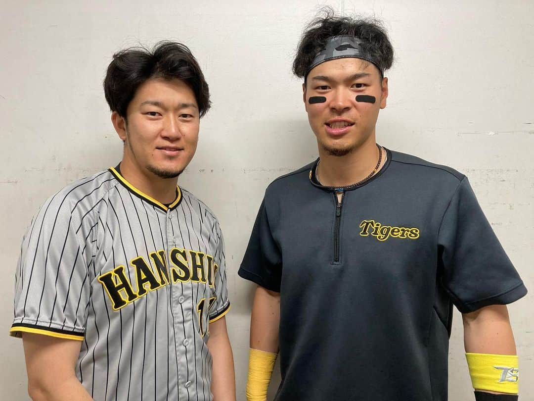 阪神タイガースさんのインスタグラム写真 - (阪神タイガースInstagram)「回またぎのナイスリリーフ！勝利投手の岩貞選手と、逆転の口火を切るタイムリーを打った佐藤輝明選手です！ #岩貞祐太 選手 #勝利投手  #佐藤輝明 選手 #ナイスタイムリー  #阪神タイガース  #イチにカケル！」6月11日 22時48分 - hanshintigers_official