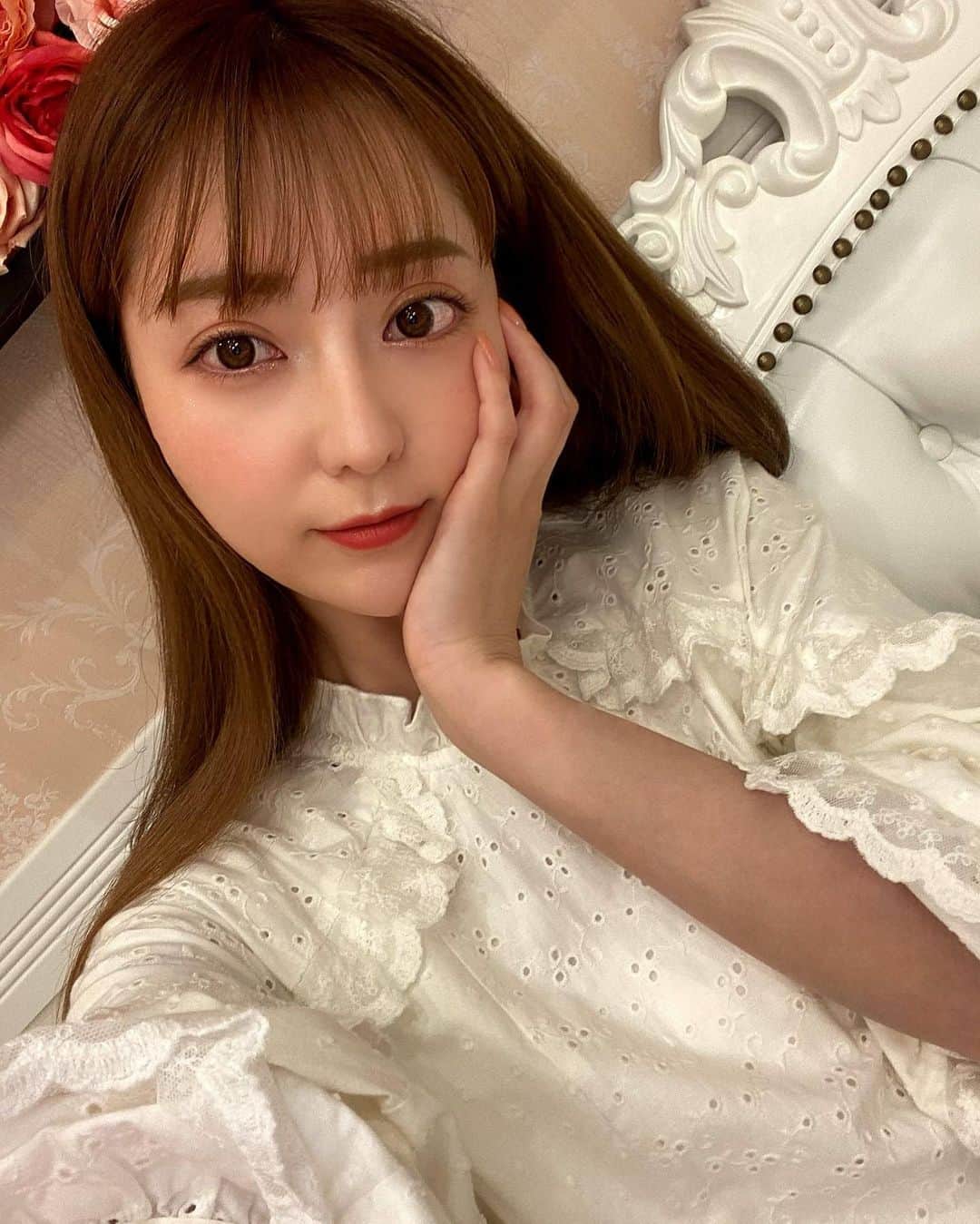 堀尾実咲のインスタグラム：「❤️❤️❤️❤️❤️❤️❤️❤️❤️   @aclinic_shinjuku  戸田先生( @aclinic_toda ) で 1day小顔脂肪吸引受けてきました！ めちゃくちゃ小顔になったよ👶  わたしはエイジング目的で受けてみた！ 将来のたるみ予防にもなるみたいだよ🍀  戸田先生優しいし的確なアドバイスくれるよお😌 美容についていろんな質問しちゃったけどぜんぶ丁寧に答えてくれた✨🥺  クリニックはお城みたいで素敵空間だった🏰  また経過報告するねっ🥳  #aclinic #aクリニック #エークリニック #aclinic銀座 #aclinic横浜 #aclinic新宿 #aclinic名古屋 #美容外科 #美容皮膚科  #1day小顔脂肪吸引 #1day小顔 #脂肪吸引 #小顔 #美肌 #二重あご #フェイスライン  #糸リフト #aスレッド #顔痩せ #部分やせ #小顔整形 #小顔になりたい #横顔美人 #戸田貴之」