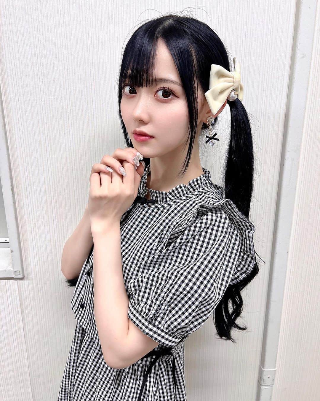 のインスタグラム：「ちょい低めツインテールはどお？ たまには横顔も🤍ིྀ  大きなおりぼんつけたよ🎀ིིིིྀかわちぃ @mel_cinna_official   謎にテール部分の髪の毛 もじゃもじゃしてる🤦🏻‍♀️  #melcinna #メルシーナ #めるしなたん  #accessory #ヘアアクセサリー #りぼん #ribbon #hairaccessory」