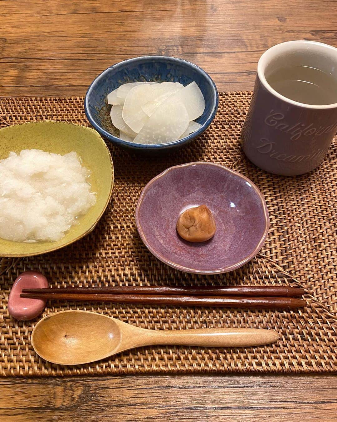 平木愛美のインスタグラム：「fasting.🍚🙅🏼  昨日はチーズケーキをポストしていましたが、少しタイムラグがあって、実際最近は、夫の減量〜ファスティング〜のタイミングに合わせて  私もファスティング。しておりました。🫶🤍  身体を内側から綺麗にね。デトックスです。  "身体は食べたものからつくられる"から。  定期的にファスティングができると、私は心地よいです。  産後初で久々ですがっ！  お腹はもちろん減るんだけどね！！！笑 準備食や回復食をしっかりすることと、👱🏿‍♂️とともにファスティングマイスターの資格をとった 一般社団法人分子整合医学美容食育協会さんの"KALA酵素"をとりいれながらするので、最低限のそして身体にとって必要な栄養素は摂れるので無理なくできます。🫰💕  普段、塩分やカフェイン、お酒などを多く摂取されているかたは準備食期間を長くしたほうがいいかも。。。 好転反応として頭痛になったりします！  "まごはやさしい" の食材が良くって、消化に負荷をかける動物性のタンパク質も控えます。  なのでお豆腐や納豆などでタンパク質を！ 発酵食品もさらに良し⚪️  ファスティングを経て、身体がデトックスされ味覚などが研ぎ澄まされている状態では  昆布と鰹出汁で煮込んだ、ただただくたくたの大根がとっても美味しく感じます。  さて、夫も無事計量もおわり、よかったよかった。🐥🤍  明日の試合に向けて、パワフルgirlさんが、朝元気な声が気になっちゃうということで…ゆっくりできるように、、、👱🏿‍♂️💭💭 眠るべびまるさんを連れて深夜の移動。。今夜は母娘でホテルに泊まります！  #ファスティングマイスター  #健康美容食育指導士」