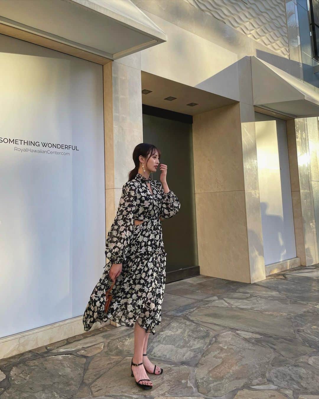 宮内理沙のインスタグラム：「#ootdstyle for day1 dinner👗❤︎ . . 直前の投稿で最終日のディナーを載せましたが今回は初日のディナーに着用したアイテムを載せさせていただきます😂🙏☀️ 肩とウエストの形が本当に良くてスタイルアップしてくれるし、肌見せ部分があるけど上品に見せてくれるので凄くお気に入りなワンピ🥰 他のアイテムも人と被らなそうなのとスタイルアップしたくれるものばかりなので是非是非HP覗いてみてほしいです😎♡ . . #summerlook #MakeUpEarth」
