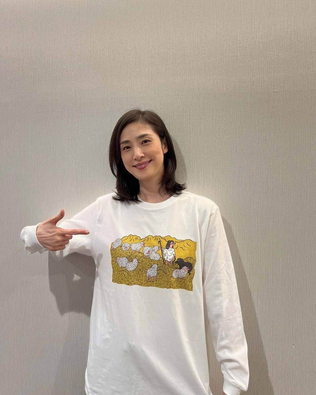 天海祐希のインスタグラム：「東京都美術館にて天海さんがナビゲーターに🖼  耳福すぎるしおそろいTシャツほしいし、いつのまにかセミロングになられててビジュが半端ない🫠❣️  #天海祐希 さん　#東京都美術館　#ナビゲーター」