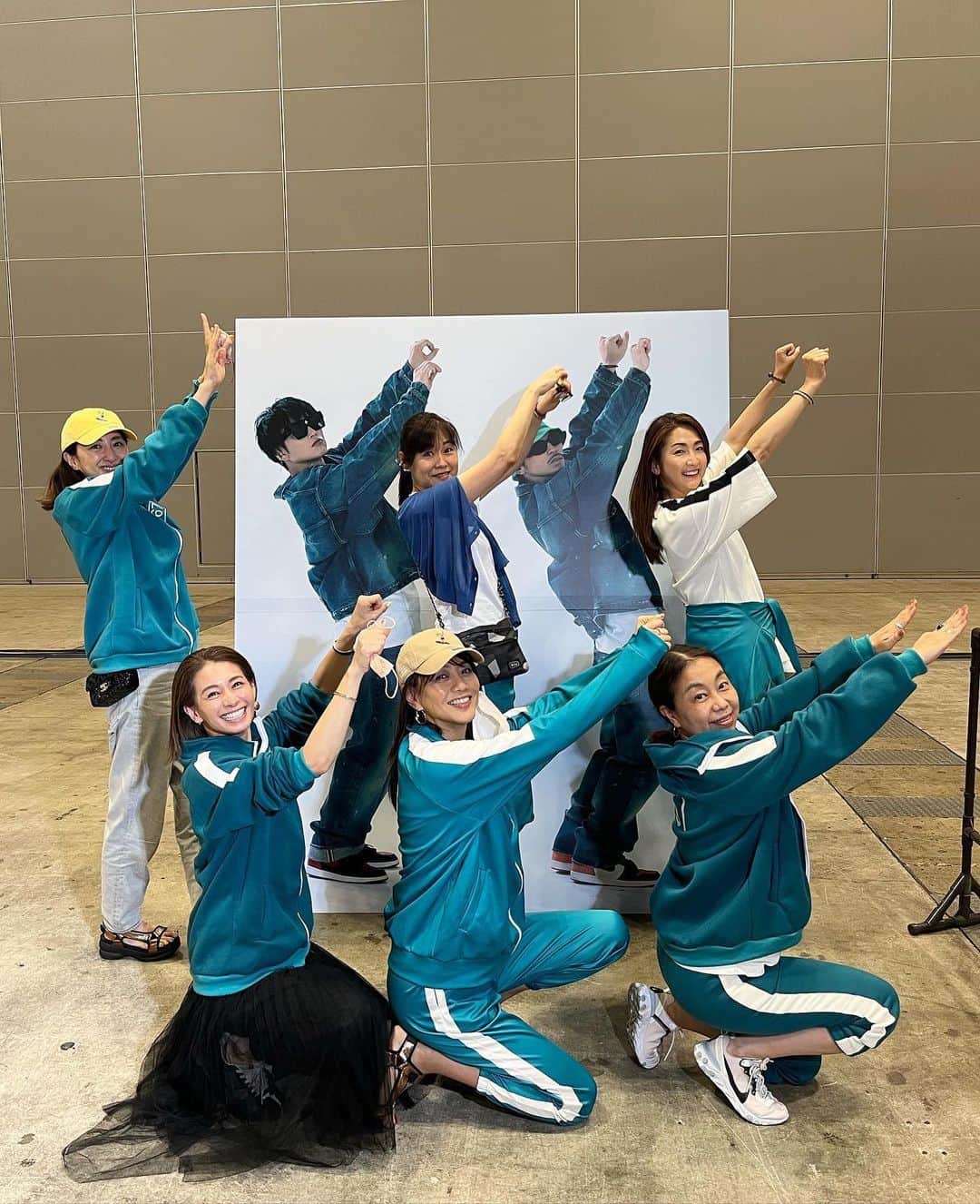 のインスタグラム：「#dapump 25周年　 @dapump.kenzo 先生の ライブステージを観に💙 イカジャージダンス部🦑で 行ってきました💙  昨年はKENZO先生に BTSダンスを習うと言う 贅沢な時間がありました😆  #ダパンプ　 懐かしのヒット曲から #ＵＳＡ🇺🇸 まで👍👍👍👍 #カモンベイビーアメリカ  #ダンスパフォーマンス　👍🔥 KENZO先生カッコ良かったです👏  #イッサさん歌うま🎤✨ 歌唱力抜群✨ 美声は衰え知らず👍 いい曲たくさんあります❣️  スペシャルゲスト MCATさんも登場 ライブ盛り上がりました #楽しかった〜😆❣️  ブーム過ぎても #イカジャージ🦑 🤣  ライブには @noname.japan の #マエノリコンクリートサンダル　👡 身長盛れてステージが良く見える クッションがいいから スタンディングでも疲れ知らず👍」