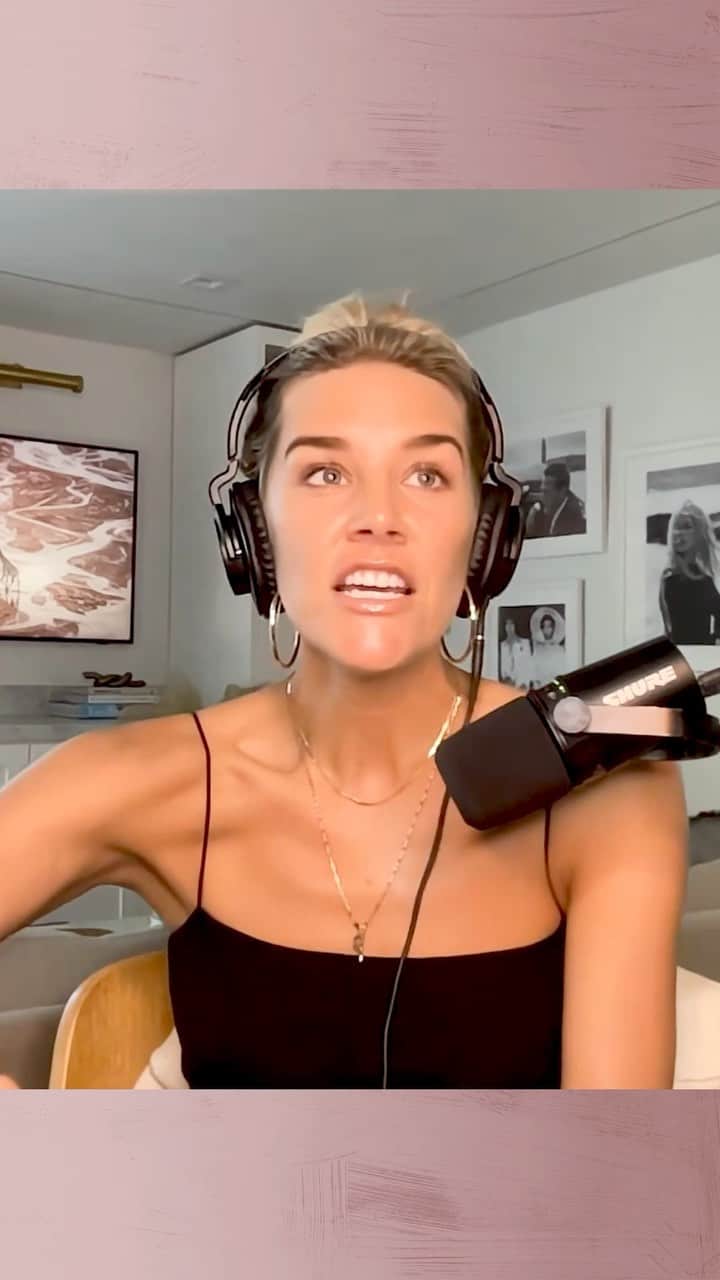 エリン・アンドリューズのインスタグラム：「🧻 🧻🧻🧻 stories @calmdownpodcast @charissajthompson」