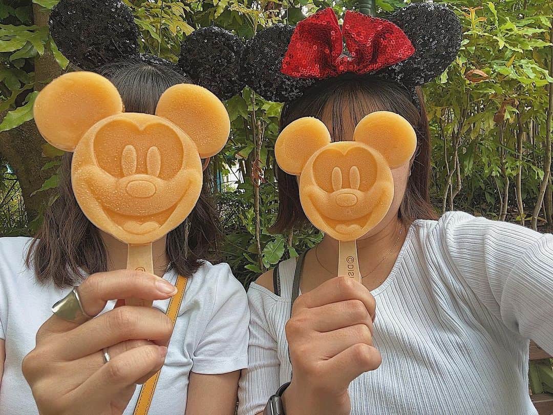 岡山瑠沙のインスタグラム：「大好きな友達🤝❤️  #tds #tdl #disneyland #disneysea #disneyresort #東京ディズニーランド #東京ディズニーシー #ディズニーランド #ディズニーシー #ディズニー #ディズニーコーデ #ディズニーグルメ #カチューシャ #ootd #outfit #カチューシャ #fashion #outfitoftheday #todayful #instagram #insta #被写体 #instagood #likesforlike #followｍe #summer」