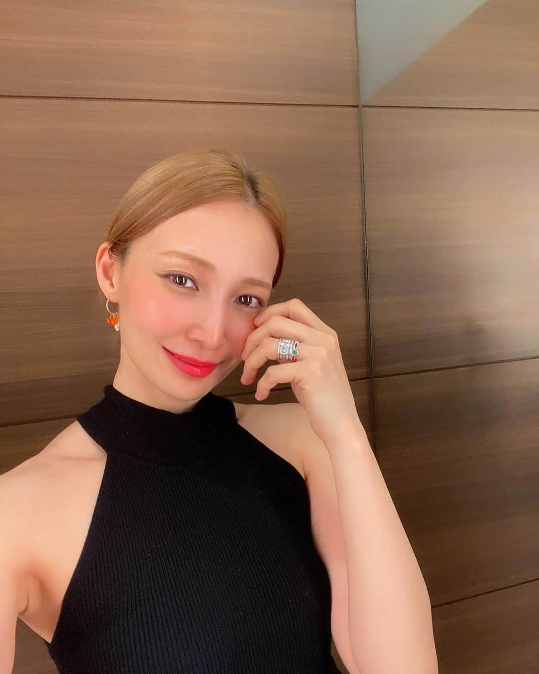 澤田友美のインスタグラム：「. 今日は お腹がつりそうなくらい アイメイクがおちるほど大笑いさせてもらった🌈☔️ 色々な決意と整理を変わらずにどしっと、さらっと、何があっても味方でいてくれる存在は 私を強くいさせてくれる…😌❤️‍🔥 胸があふれる☺️✨ 感謝🌈✨だ🙏❤️‍🔥❤️‍🔥❤️‍🔥 . #幸」