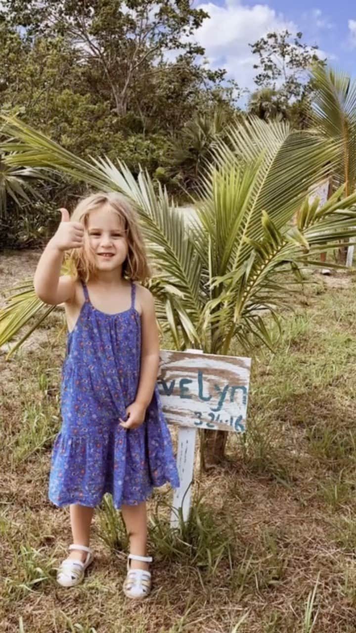 エマ・ヘミングのインスタグラム：「Evelyn planted this coconut tree in 2016 and in a blink of an eye…. 🥹🥥🌴」