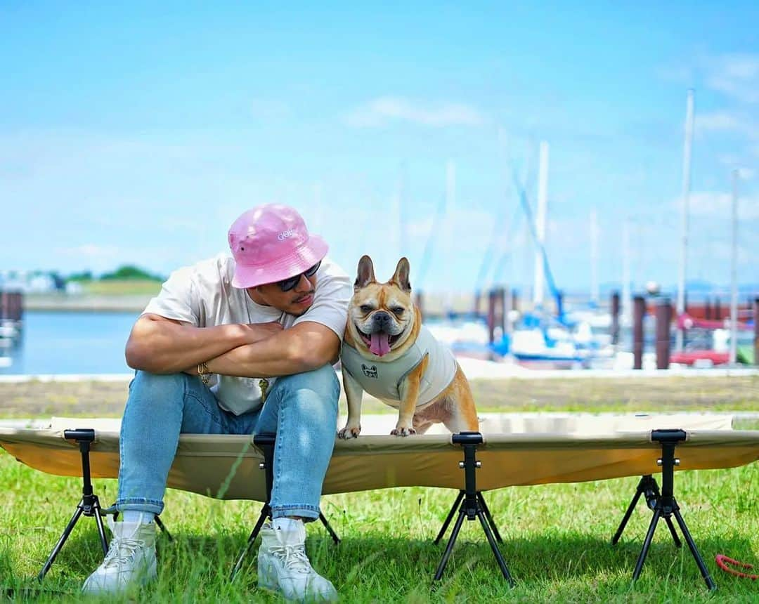 剛王さんのインスタグラム写真 - (剛王Instagram)「これからの時期に活躍間違いなしの @ulkona_outdoor ulkona 2way 4脚コット スワイプしてな➡️➡️➡️➡️➡️  キャンプはもちろんBBQでも大活躍。 5分で組立可能でギシギシしない頑丈なフレーム構造で安心安全寝心地最高。 撥水加工で飲み物や雨降っても弾く この4フレーム2wayが日本初上陸 カラーバリエーションも3種類 300kgまで耐えられるからみんなで座れる コンパクトに収納して持ち運べるから便利 車にいつも乗せとける  #アウトドア #キャンプ #bbq #散歩 #海 #山 #キャンプギア #キャンプ好きな人と繋がりたい #バーベキュー #日焼け #フレンチブルドッグ #フレブル #フレブル好きと繋がりたい #フレブルのいる生活 #犬スタグラム #ドッグ  #frenchbulldoglife #frenchbulldogsofinstagram #frenchbulldog   これからの時期にみなさんどーですか。  PR @ulkona_outdoor #コット #2wayコット #春キャンプ #キャンプグッズ #アウトドアブランド #キャンプインテリア #キャンプサイト #ウルコナ #トリドリベース」6月12日 8時06分 - gooh2010