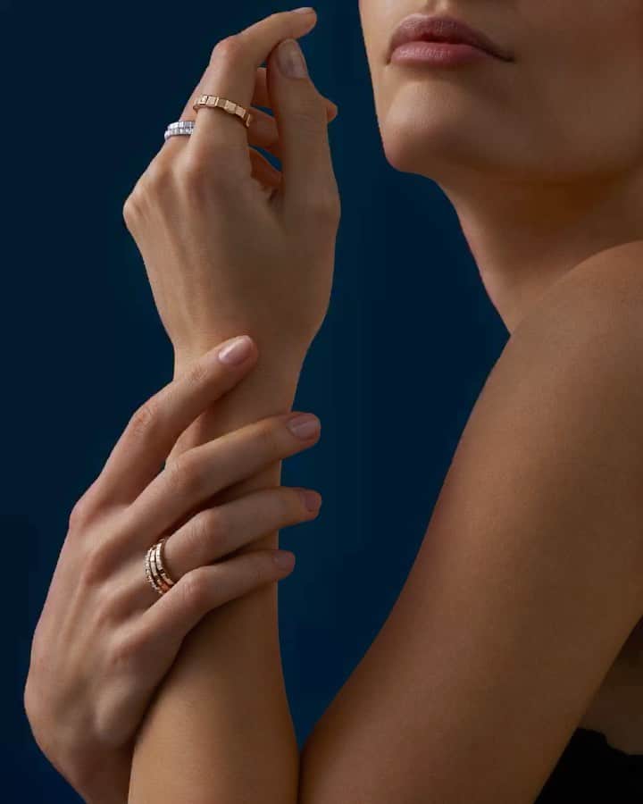 のインスタグラム：「Discover the Ice Cube Collection. Luxury rings and jewels whose geometric design marries urban elegance and light touch sophistication. #ChopardIceCube #ChopardEthicalGold #GoldToBeProudOf」