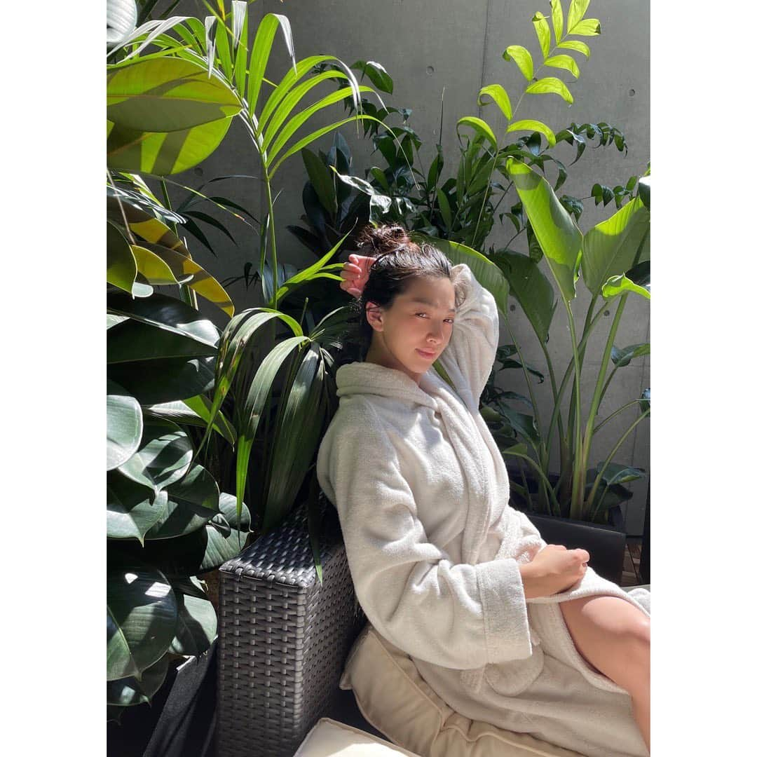 松野井雅（原紗央莉）のインスタグラム：「▼LOCA THE CLASS. Azabu TOKYO @the.class_sauna   🪨🪨🪨🪨  仲良しサウナ女子4名でアーバンでラグジュアリーなととのいお邪魔してまいりました。 溶岩石ロウリュカラーサウナ。 ネットフリックス観ながら、寝転びながら、サウナ。 湿度たっぷり、壁も床も、溶岩石でアッツアツ。 オートロウリュもあったし、セルフロウリュもある。 4人部屋と、2部屋の2種類あるそうですが、今回4人部屋へ。 2時間元気に3セット。 発汗サプリや、ミネラル補給サプリや青汁粉末など、女性が喜ぶものもたくさん付いており幸せ！ ととのいベンチにはマットレスみたいなのが敷いてあり、カラダを包み込んでくれてめっちゃ気持ち良かった。 水風呂は掛け流し、15ど。鉱石？みたいなところかは掛け流しされており、しきじと同じペーパー値？になってるとか！！ パキッとととのえる水風呂素晴らしき。 氷も入れられるし！🧊 テラスで外気浴できるし、観葉植物も置いてあって落ち着きました🪴  @misaki_saunner_  @kurisaya_photogram  @miyakosono_official   ・ ・ #マグマ式サウナ #麻布 #会員制 #完全個室サウナ #極上のサウナ体験 #luxury #溶岩石 #プライベートサウナ  #privateplace #urbanresort #東京サウナ #サウナ #サウナー #サウナ女子 #sauna #saunner #ttne #löyly #ロウリュ #ととのった #サ活 #サ道 #サウナイキタイ #サウナ好き #サウナ好きすぎ #サウナ好きと繋がりたい #サウナ好きな人と繋がりたい  #フィンランドサウナアンバサダー #finlandsaunaambassador #松野井雅サウナ部」