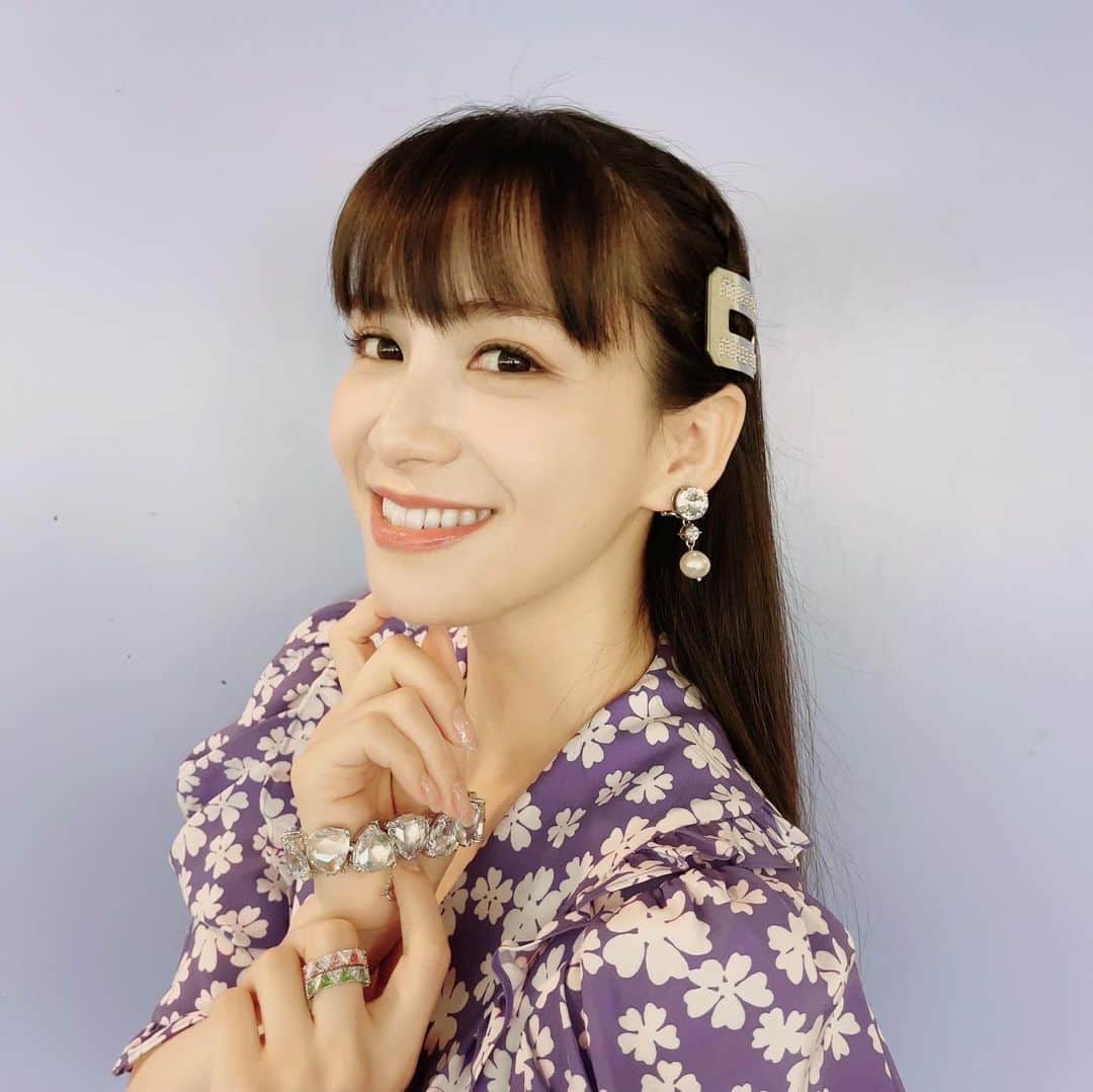 のインスタグラム：「ドラ恋🫰🏻マカロンパープルの花柄ワンピ🦄🫧キラッキラのビジュー山盛りつけてどこにいこっか？🤍💙💜 #実は激烈Vネック #K点超え #prfm   ********  #ドラ恋 act.5 この後22:00から🎉 お見逃しなく！👀💫  "Falling in love like a romantic TV drama ~Kiss me like a princess~" act 5 airs tonight at 10:00 p.m. ! Make sure to check it out!」