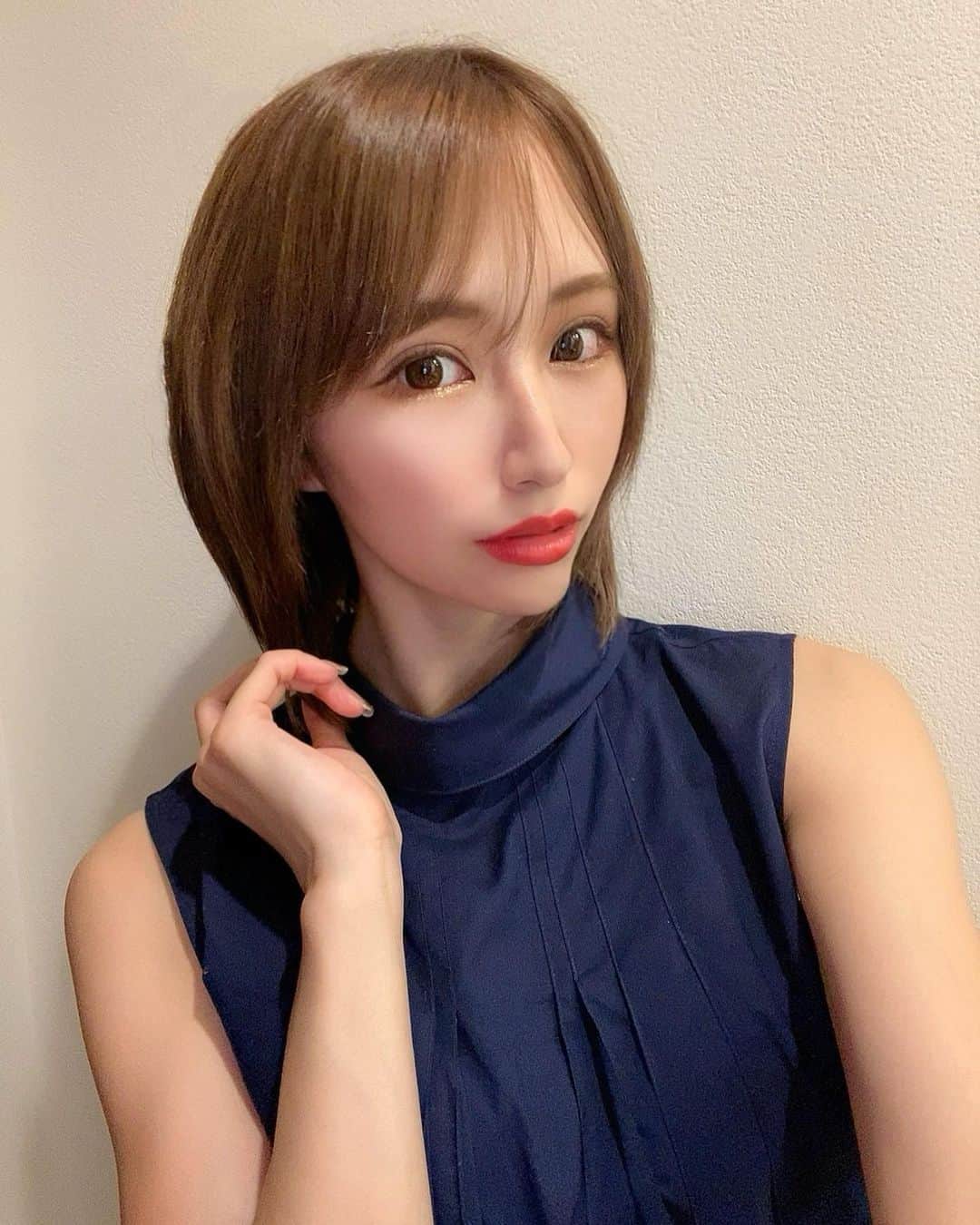 一ノ瀬恋のインスタグラム：「普段から使ってるヘアスプレー💕 まとめアレンジする時や前髪キープに必須アイテムです🥺👍 梅雨の時期には得に使うアイテム☔️  キープ力が高くベタつかないし 髪型をしっかりキープしてくれるから好き🥺 前髪は指にシューしてつけるのがオススメなやり方🫰  #vo5 #指シュー #ヘアアレンジ #ボブヘアー」