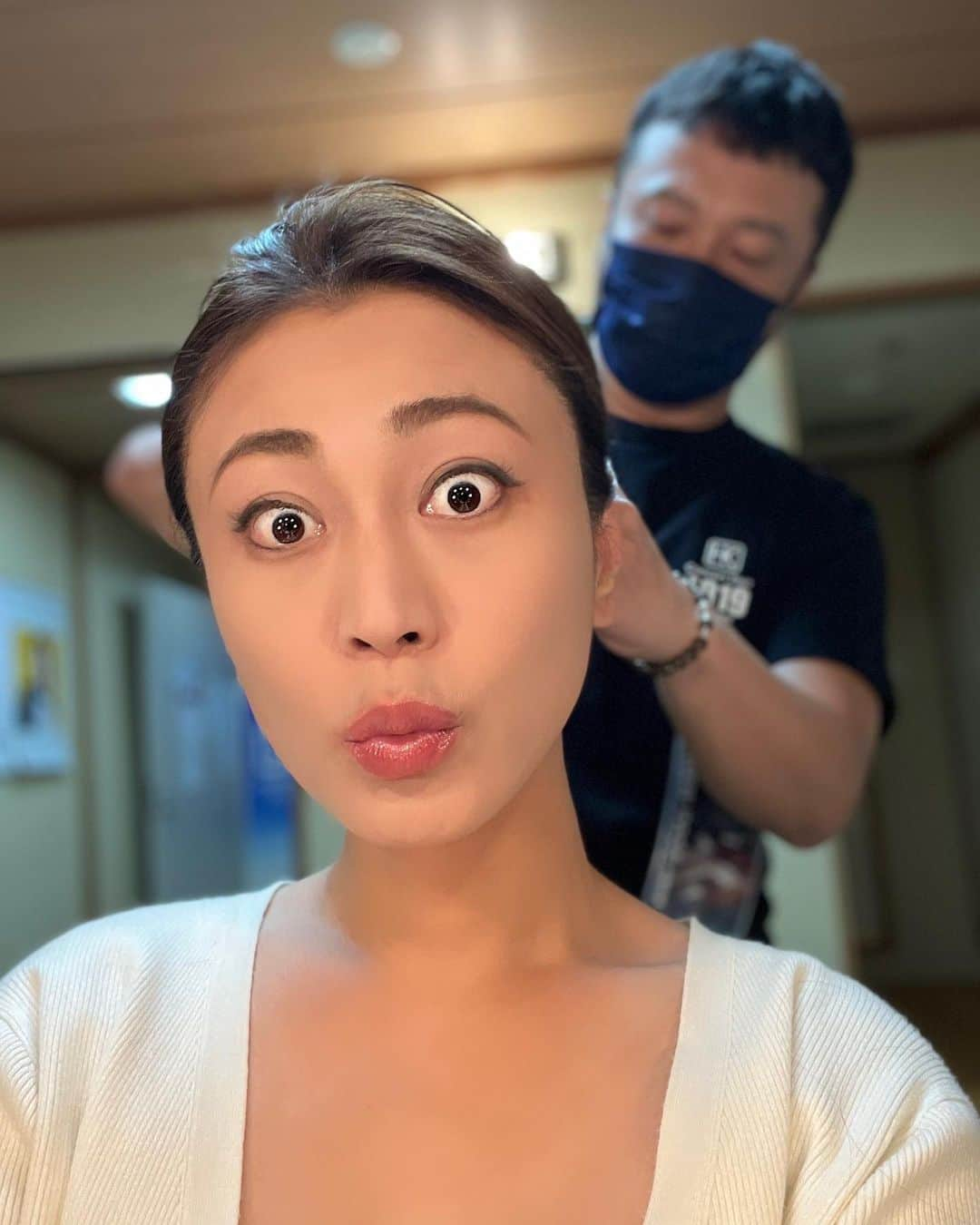 氷川きよしさんのインスタグラム写真 - (氷川きよしInstagram)「ヘアメイクの助ちゃん今日のショータイムも短時間でいろんな髪型してくれてありがと！  本日は一回公演！  皆さま楽しんでくださり今日もありがとう御座いました！  明日は2回公演！テンション上げていくぞー！  by Kiina  #氷川きよし #hikawakiyoshi #kii #kiina #kiinatural #キヨラー」6月12日 18時33分 - hikawa_kiyoshi_official