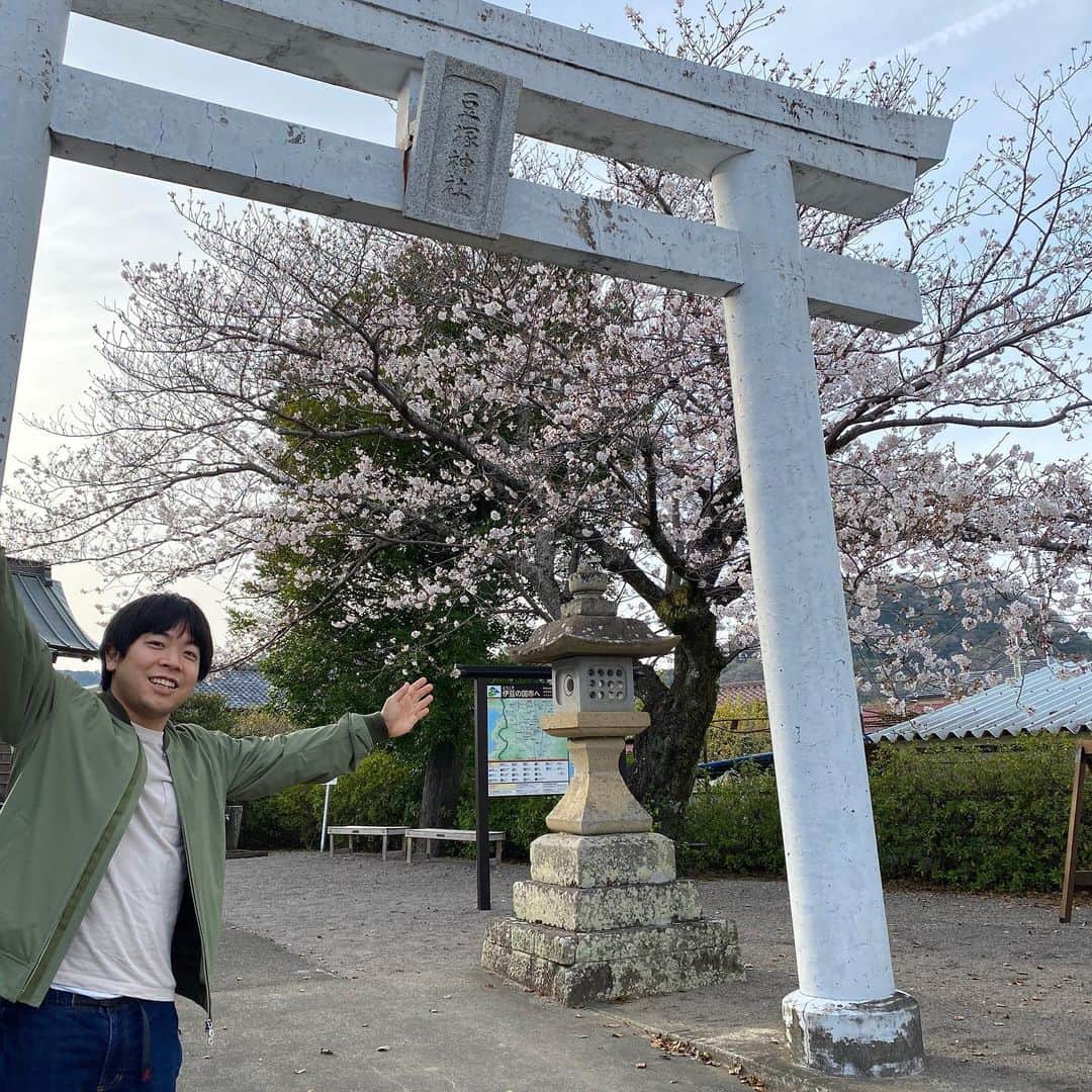 のインスタグラム：「大河ドラマ『鎌倉殿の13人』 本日放送の23回より、鶴丸役で出演させていただきます！  北条泰時ゆかりの豆塚神社に参拝してきました⛩ #鎌倉殿の13人 #鶴丸 #豆塚神社」