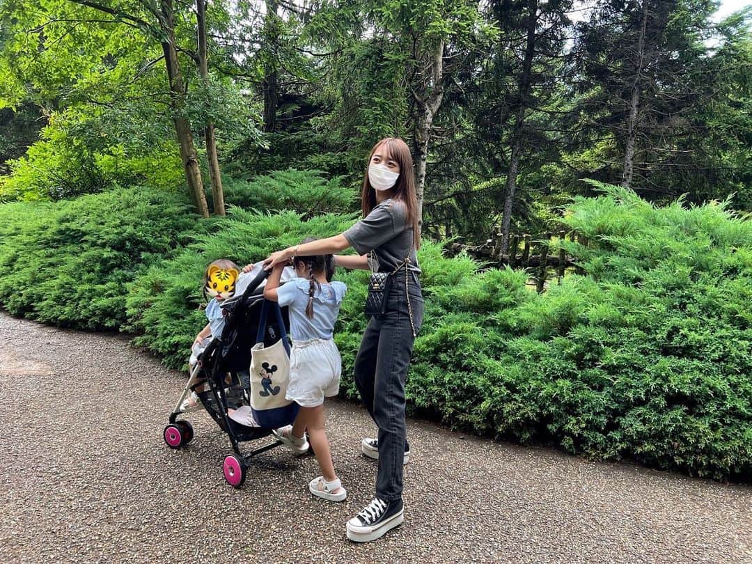 近藤千尋のインスタグラム：「今日は子供たちとゆっぴと 動物園🐘🦓🦁💕  ZOO-1グランプリの収録してから ずっと動物園に行きたくて ウズウズしてたから。。💕笑 今日はズーラシアへ❤️🚘 途中大雨になったり 大変だったけど、 楽しかったー🦒🤍🤍🤍 ベビーカーを押したがる姉😂 疲れたけど可愛い動物さんたちにも 癒された1日でした💕  次女は今日も全速力で走って 5回くらい転けてました。笑 次女って本当強い。。。笑 本当に子供の体力が無限過ぎて😨 帰りの車でも寝ないという。 え？笑☺️  帰ってからはお風呂でプールごっこ🛀笑  明日からまた一週間頑張ろう♥️♥️」