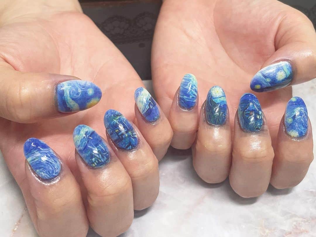 ネイルスタンド　ツメコのインスタグラム：「ゴッホの星月夜デザインネイル💅  #tsumeco #ツメコ #ネイル #nail #プリンターネイル #ネイルプリンター #nailprinter #ネイルデザイン #原宿 #美爪 #네일 #japan #tokyo #일본 #네일아트 #プチプラ #安い #女子会 #可愛い #ニュアンスネイル #ジェルネイル#gelnail #ゴッホ #ゴッホ展 #星月夜」