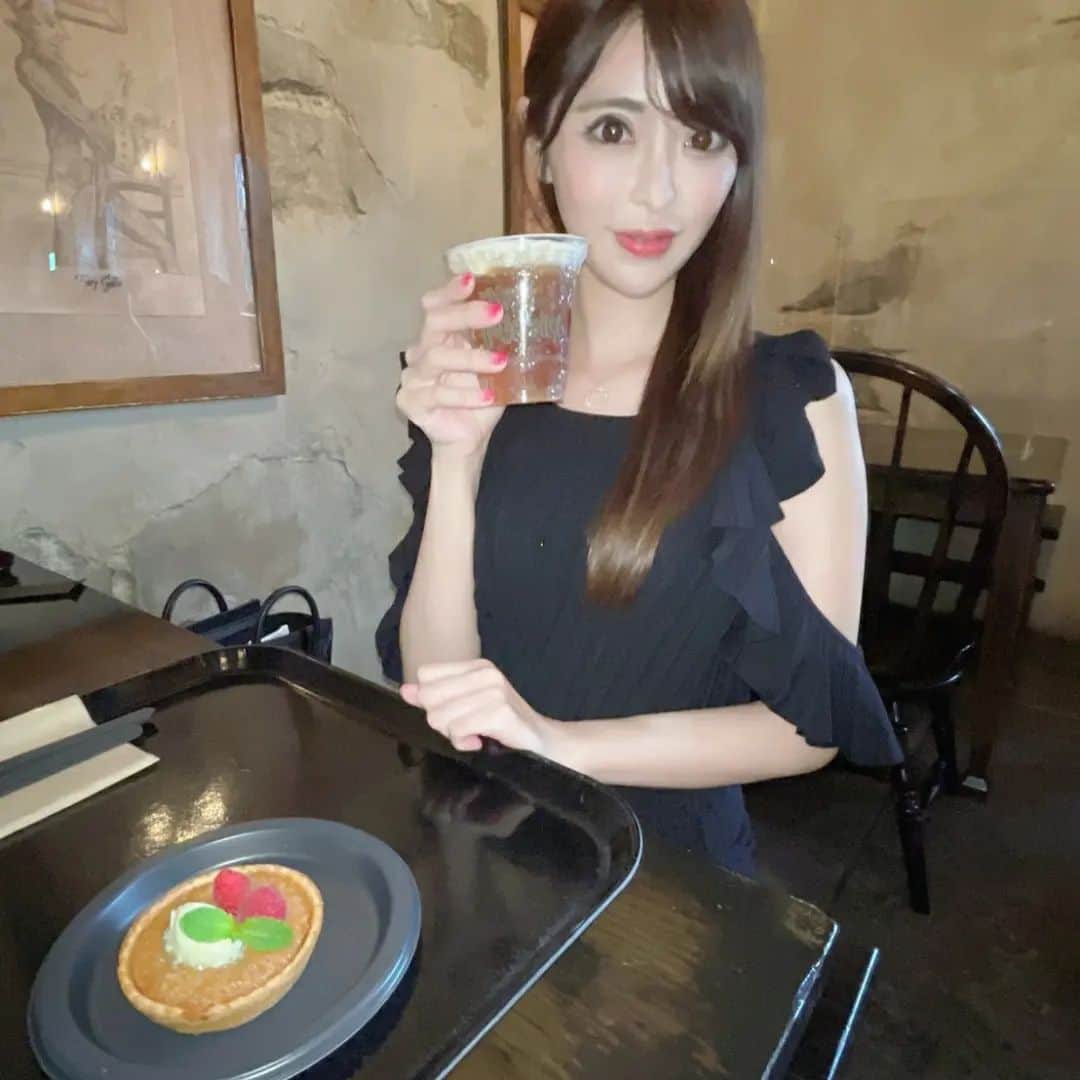 桃瀬えりなのインスタグラム：「バタービールと糖蜜パイ🍺🥧⁡⁡ ⁡ビールのおひげ失敗〜🥺 ⁡⁡ ⁡ハリーポッター大好き♥⁡⁡⁡⁡ ⁡⁡ ⁡⁡⁡#universalstudiojapan⁡ ⁡#follow⁡ ⁡#followme⁡ ⁡#ユニバーサルスタジオジャパン⁡ ⁡#大阪⁡ ⁡#ハリーポッター⁡ ⁡#バタービール⁡ ⁡#糖蜜パイ」