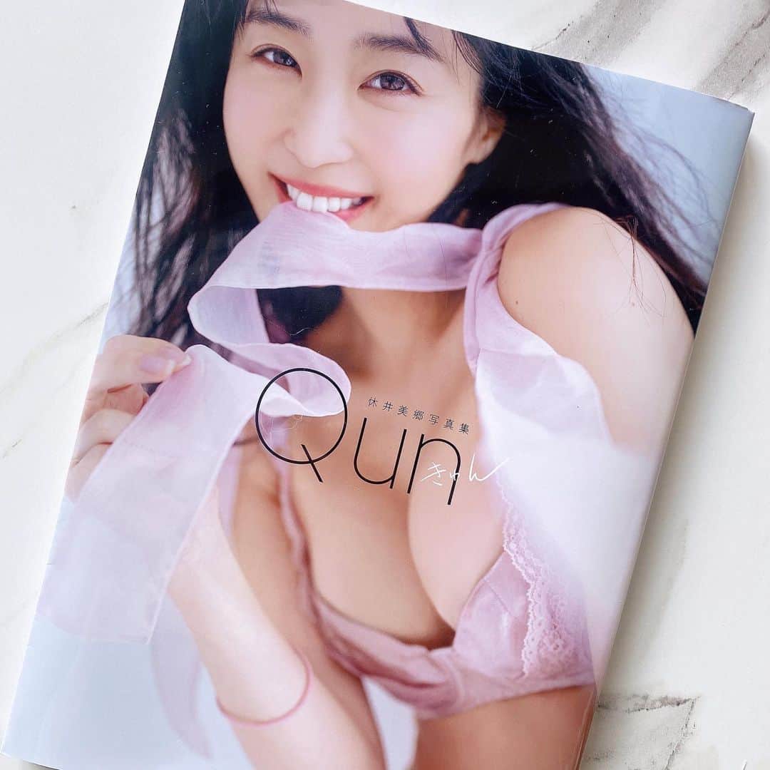 休井美郷さんのインスタグラム写真 - (休井美郷Instagram)「「Qun」  . 買ってくれた人は、是非この表紙を捲ってみてね…🤍  ． なにがあるかは内緒だよ♡  ． ． ． #写真集 #きゅん #あざと本 #きゅういの本   #あざといは正義」6月12日 11時39分 - kyuui_misato