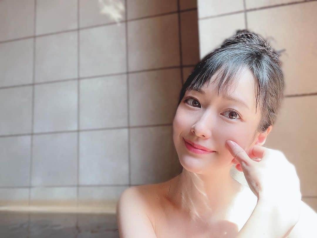 吉山りささんのインスタグラム写真 - (吉山りさInstagram)「♨️ モデル歴26年目の吉山りさです✨  といきなり自己紹介から始める日曜日😎💕  今日も元気に☺️❣️ いつも応援ありがとうございます🥰  吉山りさファンクラブも 無料＆名前なしでも登録出来るのでよろしくお願いします💞 （詳細はハイライト『ファンクラブ』見て下さいませ✨）   #吉山りさ #モデル  #フリーランスモデル #フリーモデル   #美容 #40代 #美肌ケア #model #Japanese #バスタオル女子 #バスタオルモデル #温泉 #温泉ソムリエ #お酒 #お風呂 #温泉モデル #温泉女子 #hotsprings #aguastermales #모델 #pr #インフルエンサー #onsen #出張撮影  #ファンクラブ  #りさっ子クラブ   フリーで活動中🎬📸  全国🗾の #HOTEL #旅館  #レストラン 美容や店舗 様のPR案件など  経歴25年、プロとしてやっております。 お気軽にお問い合わせ下さいませ✉️  吉山りさ☺️」6月12日 11時41分 - oreorerisa