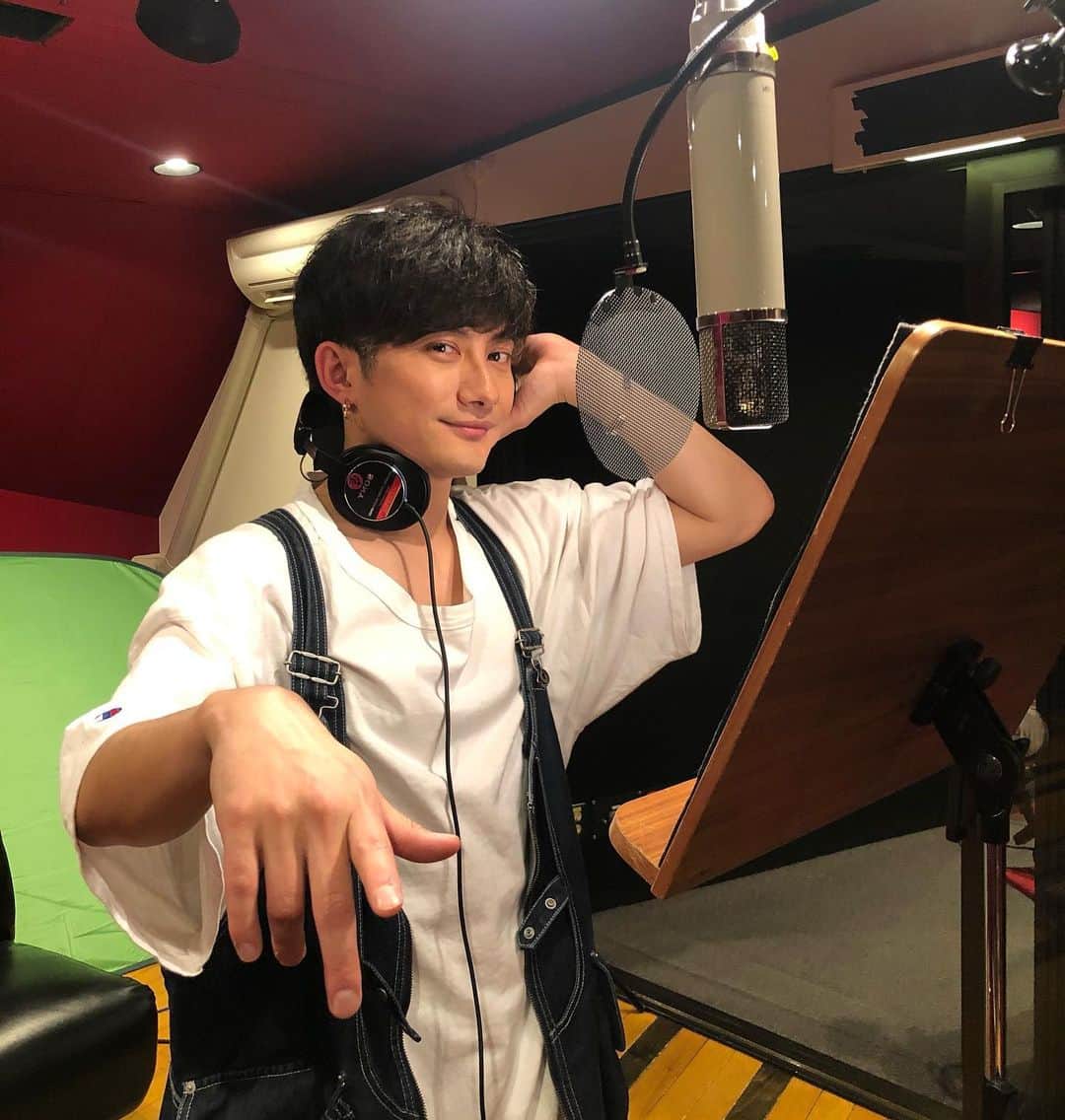 のインスタグラム：「『ヒプノシスマイク -Division Rap Battle-』Rule the Stage《Mix Tape1》より  ＼スポット映像公開！／ 🎤3 on Fleek!!!🎤  皆さんもう見てくれましたか〜？！？  どやった？  最高やったやろ‼︎  まだ見れてない方は →YouTubeで🎤3 on Fleek!!!🎤を検索してね。  ヒプステ稽古も始まり(俺は参加できてないけどw) しかもスピンオフとゆうことで、今回も楽しみでしかない。  ヨコハマ・ディビジョン“MAD TRIGGER CREW” シブヤ・ディビジョン“Fling Posse” アカバネ・ディビジョン“North Bastard”  舞台楽しみにしててね〜🔥 Check it out  #ヒプステ#ヨコハマディビジョン #シブヤディビジョン #アカバネディビジョン #3onfleek #ヒプノシスマイク #ヒプマイ#蛇穴健栄#松浦司 #divisionrapbattle#RuletheStage #hypnosismic #アカバネ#NorthBastard#舞台#LIVE#役者#actor」