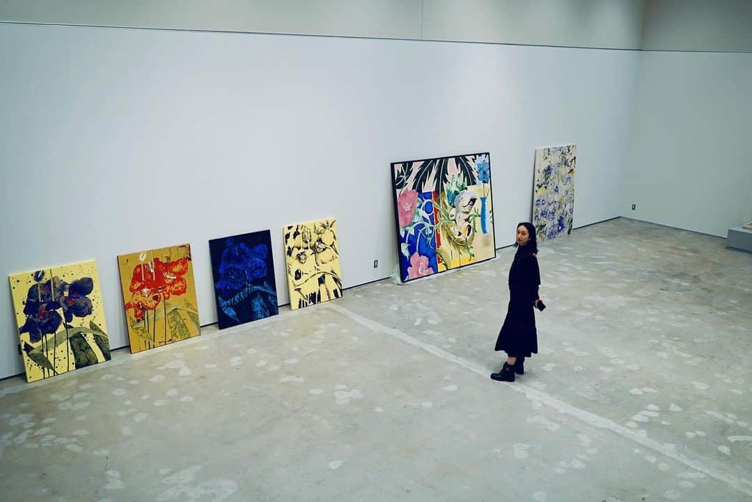 Ms.OOJAのインスタグラム：「アメリカからやってきた日本画家 @timo_betjeman さんのアトリエへ  ティモさんの描く真っ赤なポピーに一目惚れして我が家に迎え入れてから、私は彼の大ファンになりました。  日本古来の画材で伝統的な手法で描かれる、日本にはあまり馴染みのない草花やモチーフの融合は懐かしいのに新しく、心惹かれるものがあります。  作品や作業場を見させてもらい、さらにファンになりました。  絵も歌もそうだけど、やはりLIVEで届けるのが1番ね😊  みんなのお家にあるアートを教えて✨」