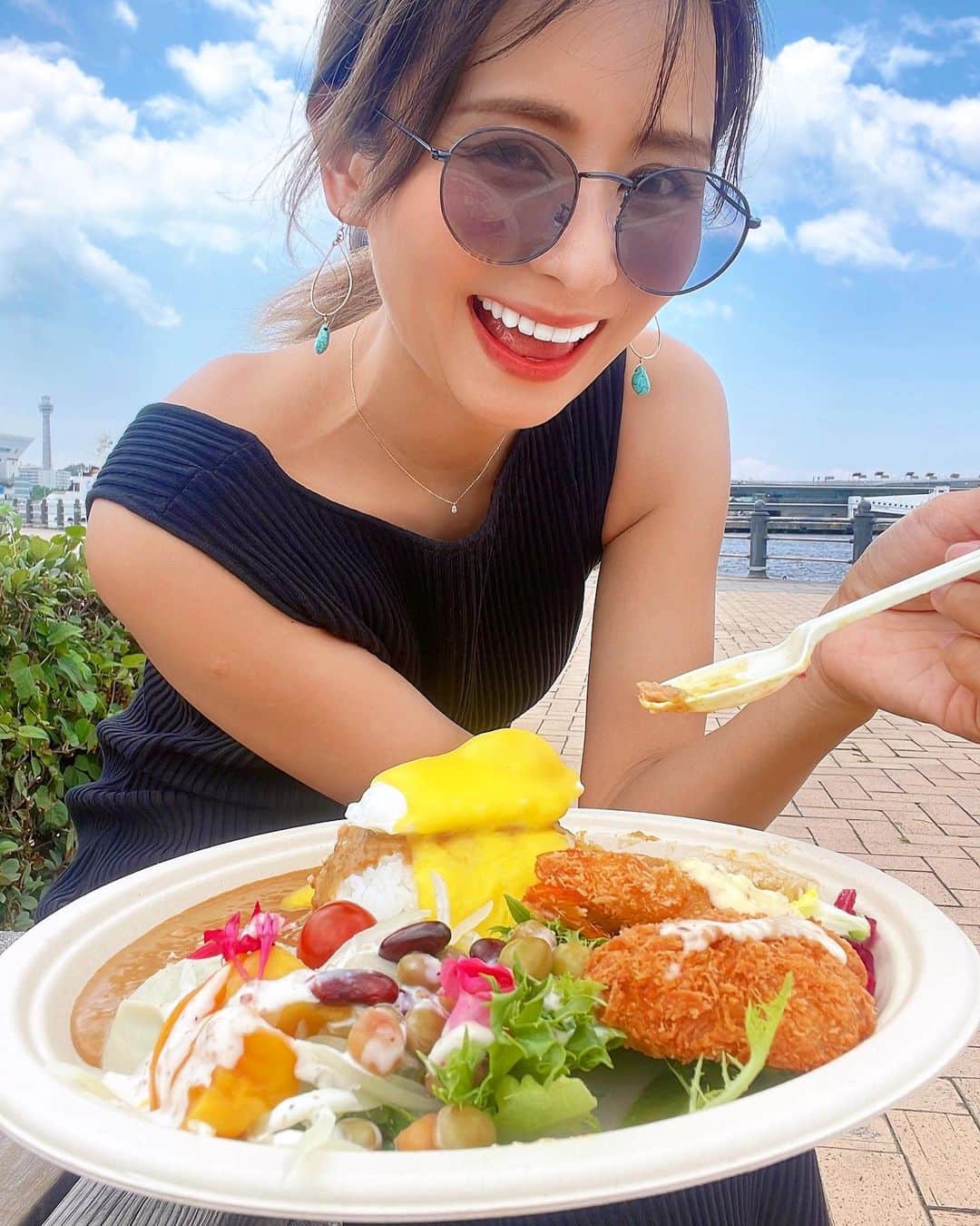 古澤未来のインスタグラム：「ハワイ大好きすぎてハワイ感じたくてアロハヨコハマきてみた🌺  このカレー美味すぎてやば！ ちなみに今日までらしいーーー！  #ホノルルカレー #アロハヨコハマ #pr」