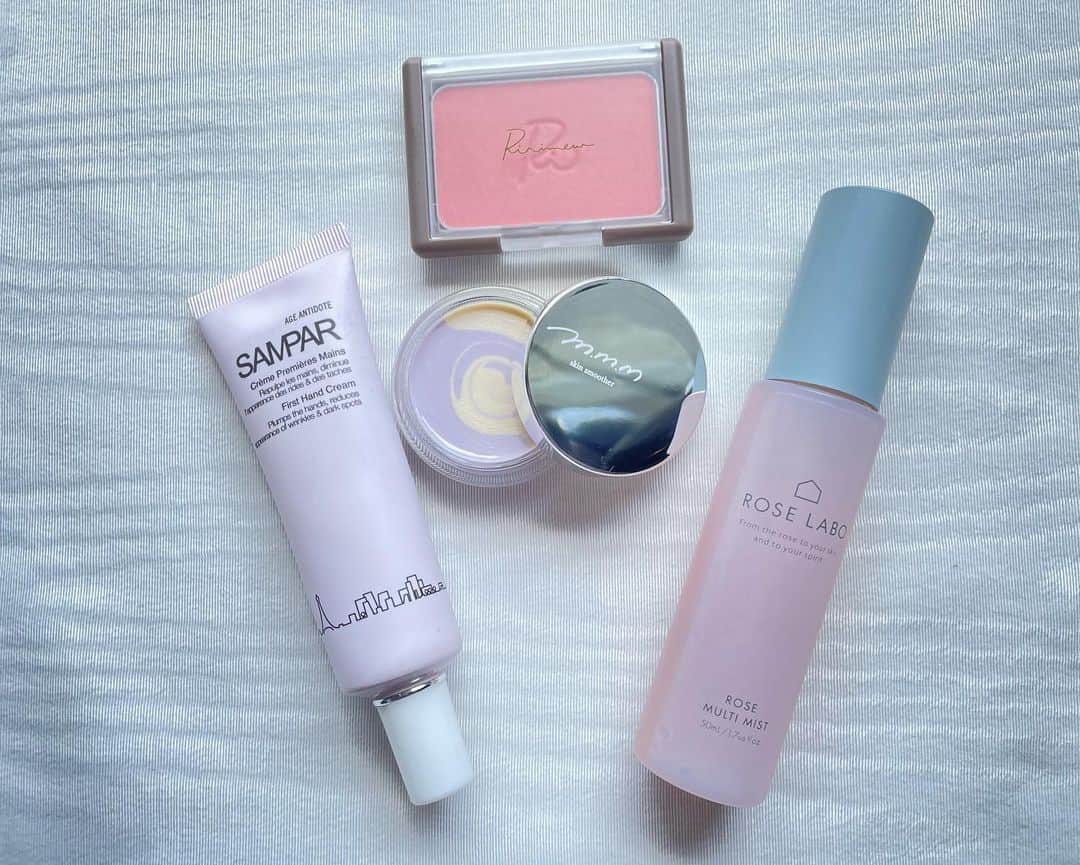 小橋めぐみのインスタグラム：「最近のお気に入りコスメ💄  #SAMPAR  ファーストハンドクリーム  通ってるネイルサロンで塗ってもらって、その後の手のふっくら具合に驚き、後日購入。 フランスで名誉あるコスメの賞「VICTOIRES DE LA BEAUTE」のエイジングケア部門で、最優秀賞を受賞したそうで、パリジェンヌのお墨付きというのも、うれしい。  #リリミュウ　 ヴェールグロウチーク　03  シェルピンク  石井美保さん　@miho_ishii のYouTubeのコーラルメイク編を見て気になって。 うっすら、うっすら、色づく感じがいい。つけすぎちゃうことがない安心感。  #ムースキンスムーザー   新色のラベンダー。 メイク前に仕込むと崩れにくい。 夏の必須アイテム。 何より、アートみたいな色合いが可愛くて好き。たまに眺めて楽しんでる。  #ローズラボ　マルチミスト  オイルin化粧水なので、潤いを与えてキープ。 霧が細かく、使うたびにバラの香りにふわっと包まれて、女性ホルモンがぶわっと上がりそうな🌹 国産で農薬不使用の食べられるバラを含む18種類の美容保湿成分入り。」
