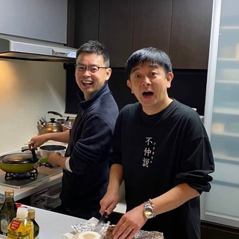 フジテレビアナウンサーのインスタグラム：「. 森です。 料理が好きで。 正確に言うと、料理をしながら、 缶ビールをあけることが好きで、なんですが。  こちらは、同期の伊藤アナと、 ２人でキッチンに立つ写真。 足して100才の、おじさんツーショット。 うーん、我ながら暑苦しい… なお、伊藤くんのTシャツの 「不仲説」の文字に意味はありません😜😜。  #フジテレビアナウンサー #森昭一郎 #伊藤利尋 #8ッピー」
