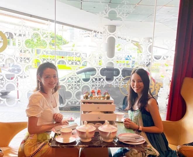 のインスタグラム：「🧁High tea🫖   たまたま行ったらTrollsバージョンだった👶🏼  昔この人形持ってたな😆もっとリアルな顔だったけどw  可愛くて食べるのもったいないけど一瞬でした😋🐷  いっぱい食べていっぱい話して至福の時間でした〜😍  #2022 #sg #singapore #hightea #trolls #trollshightea #fairmonthotels」