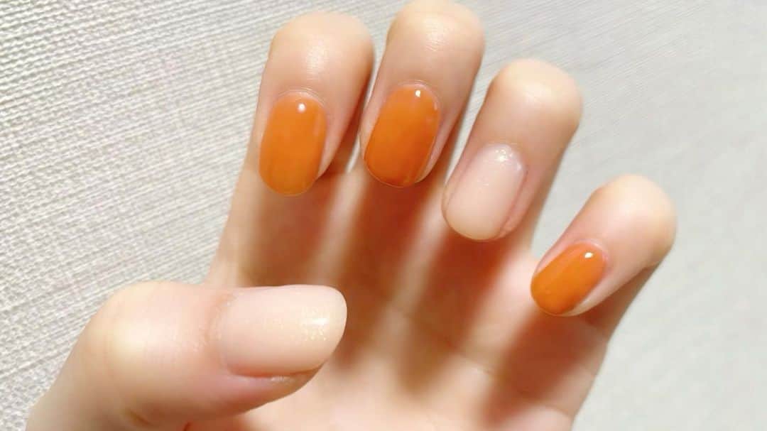 濱村春香のインスタグラム：「. new nail❤︎ ⁡ #nailart #ネイル #オレンジネイル」