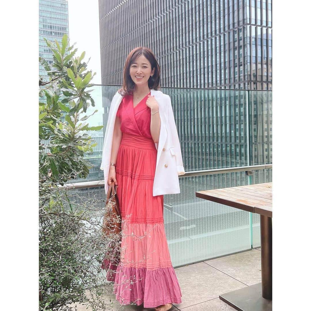 山本みらいのインスタグラム：「ランチ会には グラデーションの綺麗な Velnicaのワンピで。  Dress @velnica_japan  Jacket @idealuce_official  Bag @hermes   お酒を飲んで写真を撮ると 必ず目が半開きになる、、 普段は頑張って見開いてるんですね㊙️  #coordinate#アラフォーコーデ#ランチコーデ#休日コーデ#Velnica#ワンピースコーデ#idealuce」