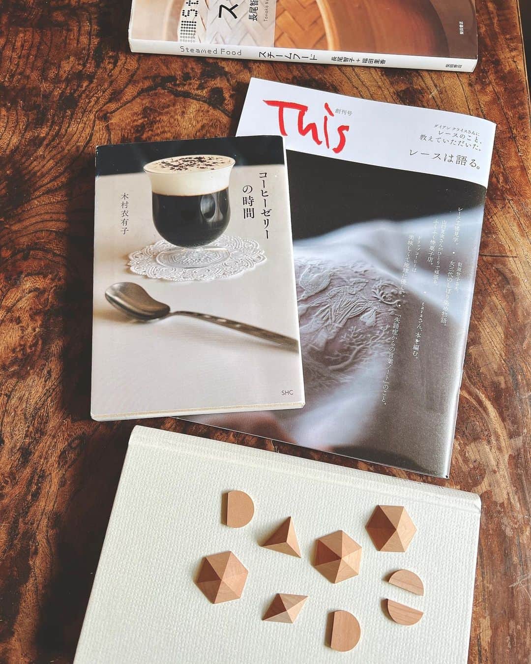 のインスタグラム：「@corchea_tokyo ウッドピースに新しい形「半円」と「半月」が仲間入り。これからペイントが楽しみであります。 アルチザン、マサヲさん。いつもありがとうございます🙏🫡 @69steadyblue   1枚目の写真は、いま読んでる本です📖🤍🧁🫖 ・ ・ #コルチェア　#geometry #shapes  #contemporaryshapes #シンプルアクセサリー」