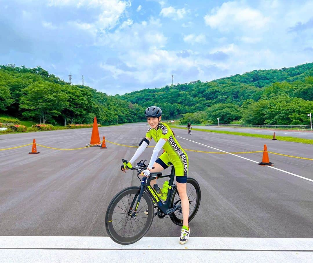 村山和実さんのインスタグラム写真 - (村山和実Instagram)「先週のお話ですが✨  伊豆にあるサイクルスポーツセンターへ行ってきました🚴‍♀️  落車して骨折してからタイミングも作らず 全然乗れていなくて、一年半ぶりにバイク練❗️✨  大丈夫だよ🙆‍♀️(そんなにキツくないよ！) と言われてすっかり信じ込んでいざコースへ✨  #弱虫ペダル で、全国大会のメンバー決めも兼ねた合宿場の舞台になっている場所。 マンガでは1000km走破がマストなんですが  なごたん、1周5キロでギブアップ😂❤️  え、  誰ですか？大丈夫だよ🙆‍♀️ って言ったヒト😂‼️  練習復帰戦には激烈つらたんなコース。 スタート早々に下りから始まり 500mくらい登り？いやもっとか？ からの下りの上りの下りの上りの…  平たんがぜんっぜんない😂‼️  いやー。 辛すぎて笑いました🤣 あとちょっとのこで脚もお尻も終わって自転車降りて押して歩いた時は  こんなにも乗れなくなってる自分にがっかり😮‍💨🤷‍♀️  やっぱり練習量は嘘つきませんね🥺  私の方が早かったのに(3年前くらいw) ぶち抜かれるは置いていかれるは😂  悔しい通り越して、 張り合う気も起きないくらいほんっとにしんどかった‼️  激坂のくねくね道にTTバイクで来てしまい、 ここはロードのコースですね✋ とお喋りしたロードバイカーさんに言われてしまう始末😂  いやー。  ど素人‼️😂  しっかり練習して、 また戻ってくるんだからー🔥  ハワイの100マイルレースでた時に 坂登るの得意だと思ったのになー。 (3年前)  次は遅くても、休んでも、 5周走るぞーーーーー‼️  #写真は一丁前 #頑張れ私 #頑張れ私できるぞ私  #ロードレース にでたい！ #ロードバイク#TTバイク#ロードバイク女子 #サイクルスポーツセンター  #弱虫ペダル聖地 #ラブリーチャンスぺたんこちゃん #歌う余裕なし #降りて気付いた#コースに#毛虫大量発生🐛  こわーきもー😭」6月12日 16時58分 - nagomi.murayama