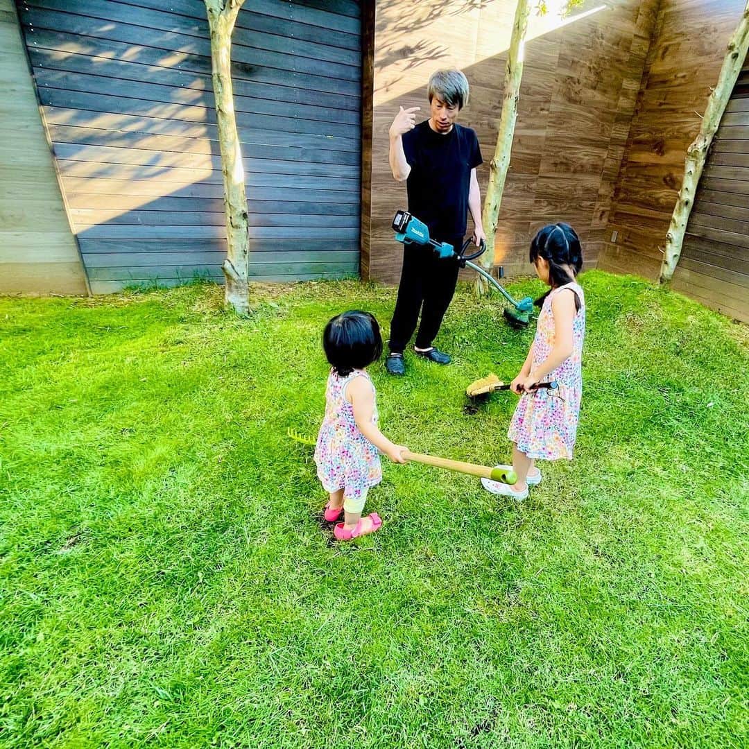 田村淳のインスタグラム：「草刈り 長女はやったとこさ頼りになる感じ 次女はまだまだやってる風です。 長女が次女にホウキの使い方を教えてるけど、パパが教えたことそのまま伝えてるのが嬉しくもあり、責任感じるそんな日曜の昼下がりです。  娘たちにこれから仕事って言いづらいなぁ…まだなんの仕事をしてるかわかってないのよ^_^  #草刈り #makita」