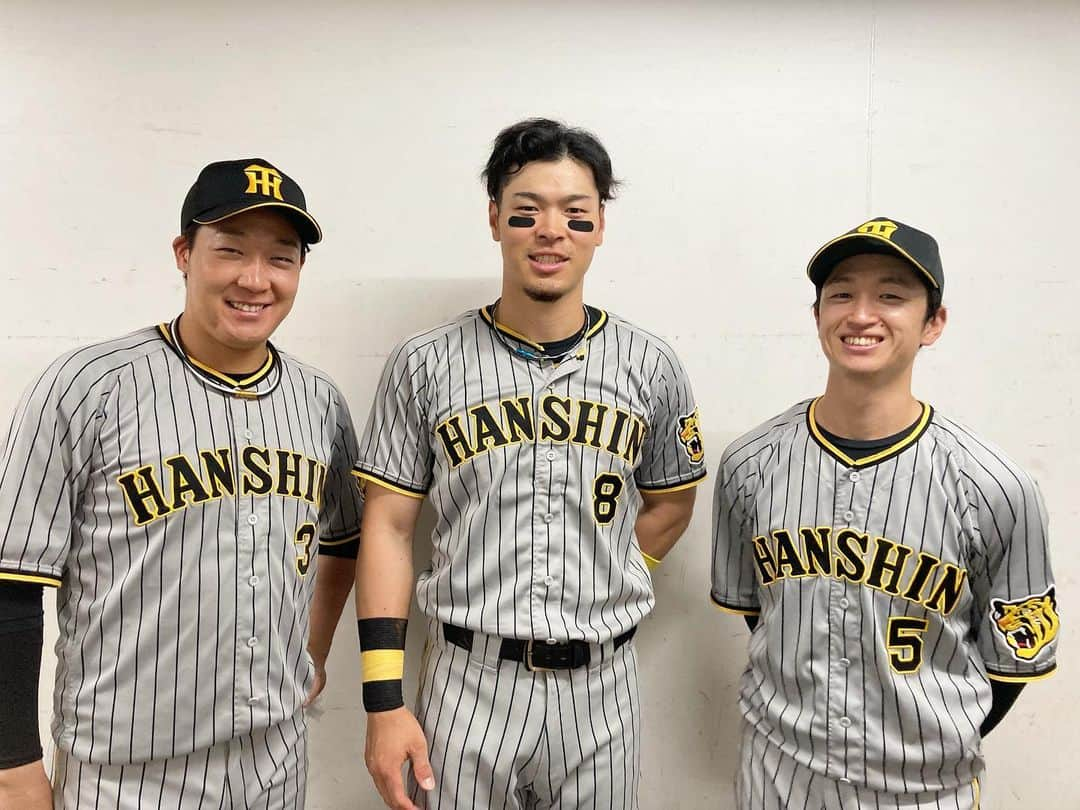 阪神タイガースさんのインスタグラム写真 - (阪神タイガースInstagram)「3人で9打点！文字通りクリーンナップの大活躍をした近本選手、佐藤輝明選手、大山選手です！ #近本光司 選手 #佐藤輝明 選手 #大山悠輔 選手 #クリーンナップ  #阪神タイガース  #イチにカケル！」6月12日 17時43分 - hanshintigers_official