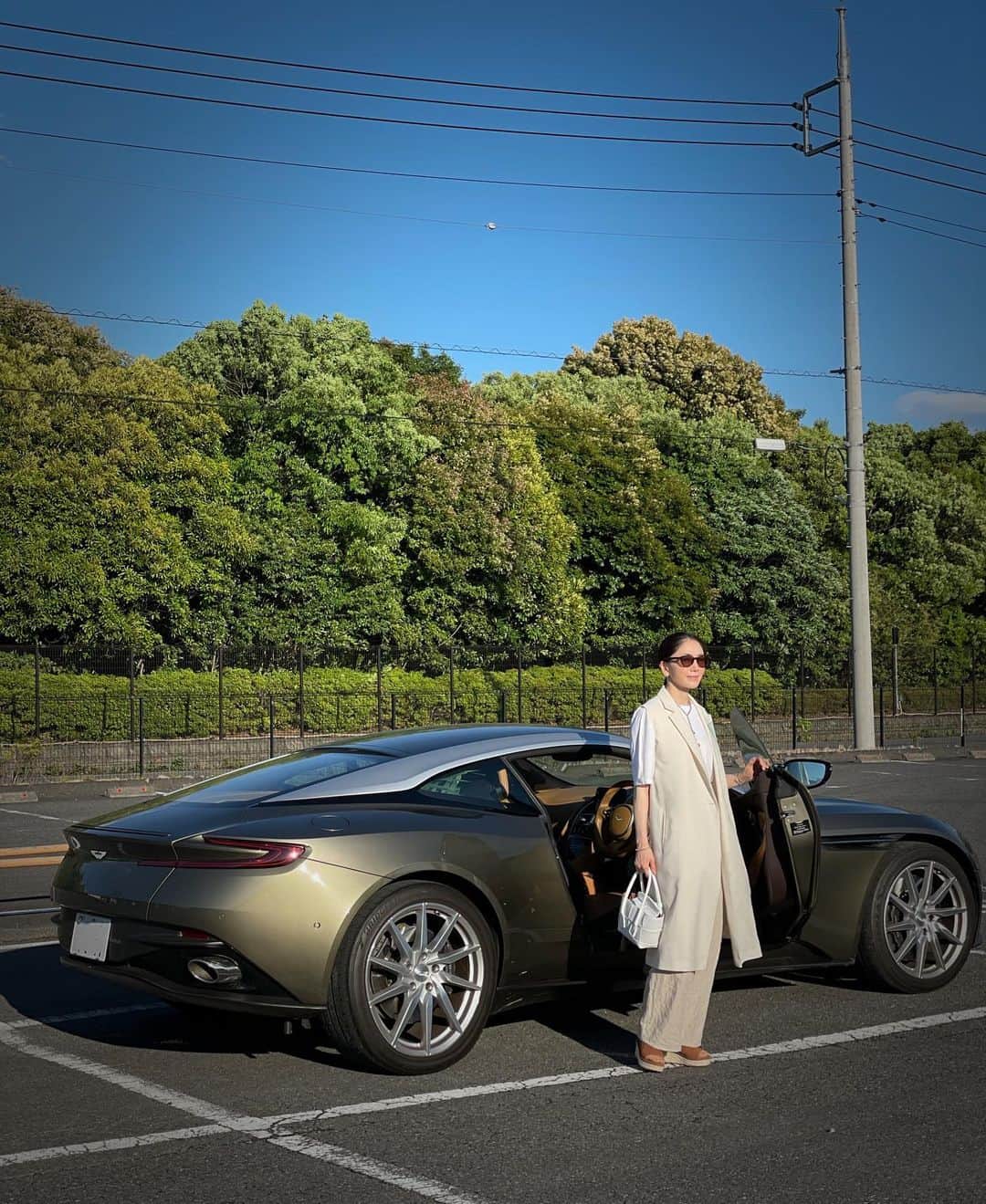坂村かおるのインスタグラム：「ホームセンターへ‥ ・ 品薄だったドラセナ🌴が入荷してたので購入！☺️ ・ やっと車に乗ってくれた💦 ・ ・  いつも「いいね！」を頂きありがとうございます。 皆さんのコメントに元気を貰っています😊  #クィーンオブ美魔女 #team美魔女 #美ST #坂村かおる #トータルビューティーアドバイザー #美しく老いる #バランス #美容 #コスメ #ファッション #今日のコーデ #トータルバランス #お洒落な人と繋がりたい #コスメ好きな人と繋がりたい #美意識高い人と繋がりたい #美魔女 #美魔女が変わる #アップデートしてる人と繋がりたい #自分らしくアップデート #ドライブ #アストンマーチン #db11 #astonmartin」