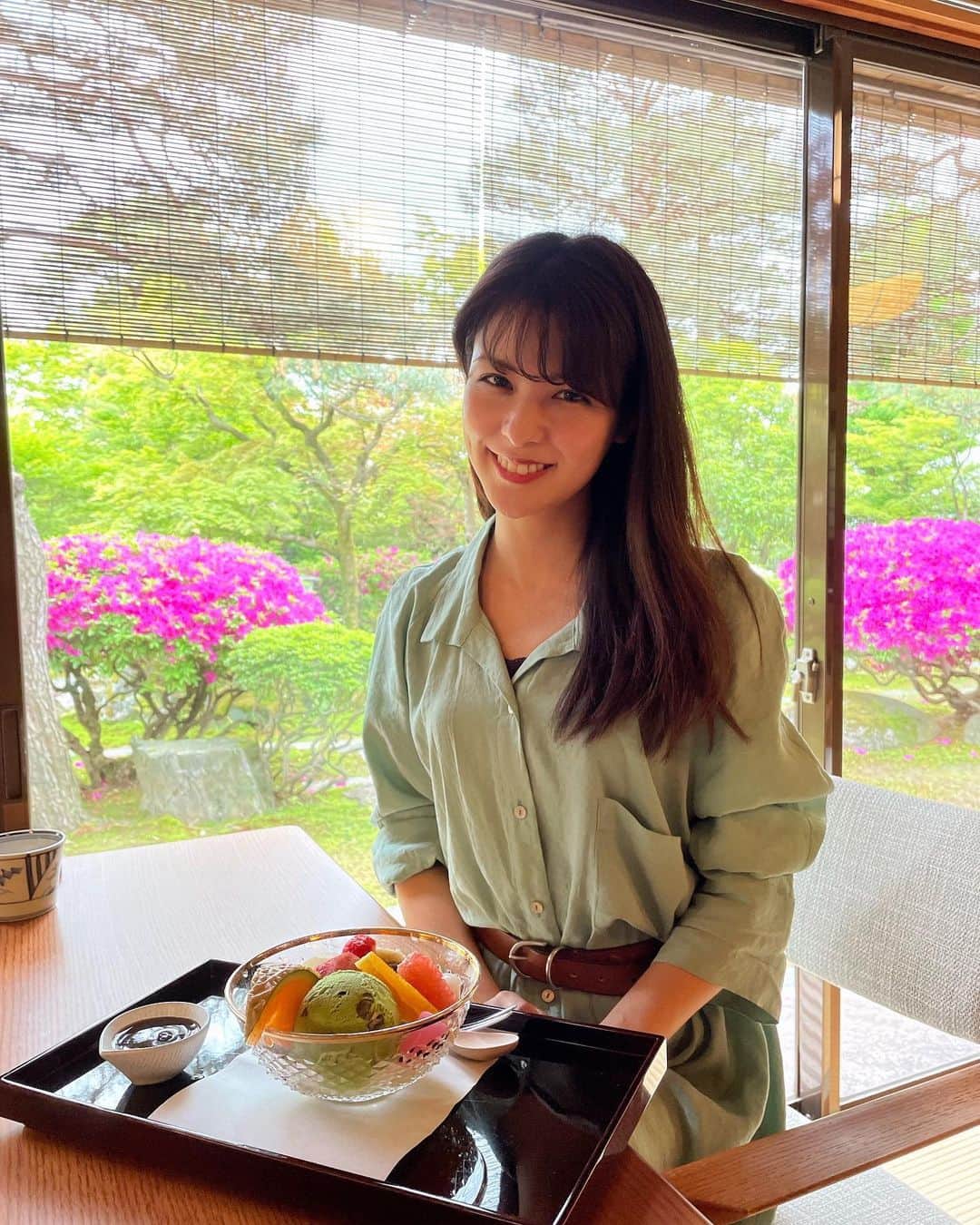 藤井美菜のインスタグラム：「. 5月の新潟はつつじが満開でした。新発田の庭園カフェであんみつをいただいて。この日、ブックカバーを買いました。ブックカバーがかわいいと、俄然本を読む気になります(笑)。 5월의 니가타는 진달래가 만개였어요. 시바타에 있는 느낌 있는 카페에서 안미츠라는 일본식 디저트를 먹고….그날  bookcover를 샀어요. Book cover가 이쁘면 갑자기 책을 읽고싶어지는 나…ㅋㅋㅋ #新潟日和#新発田#しばたと読みます🥰 #니가타#일본여행#niigata#japantour」