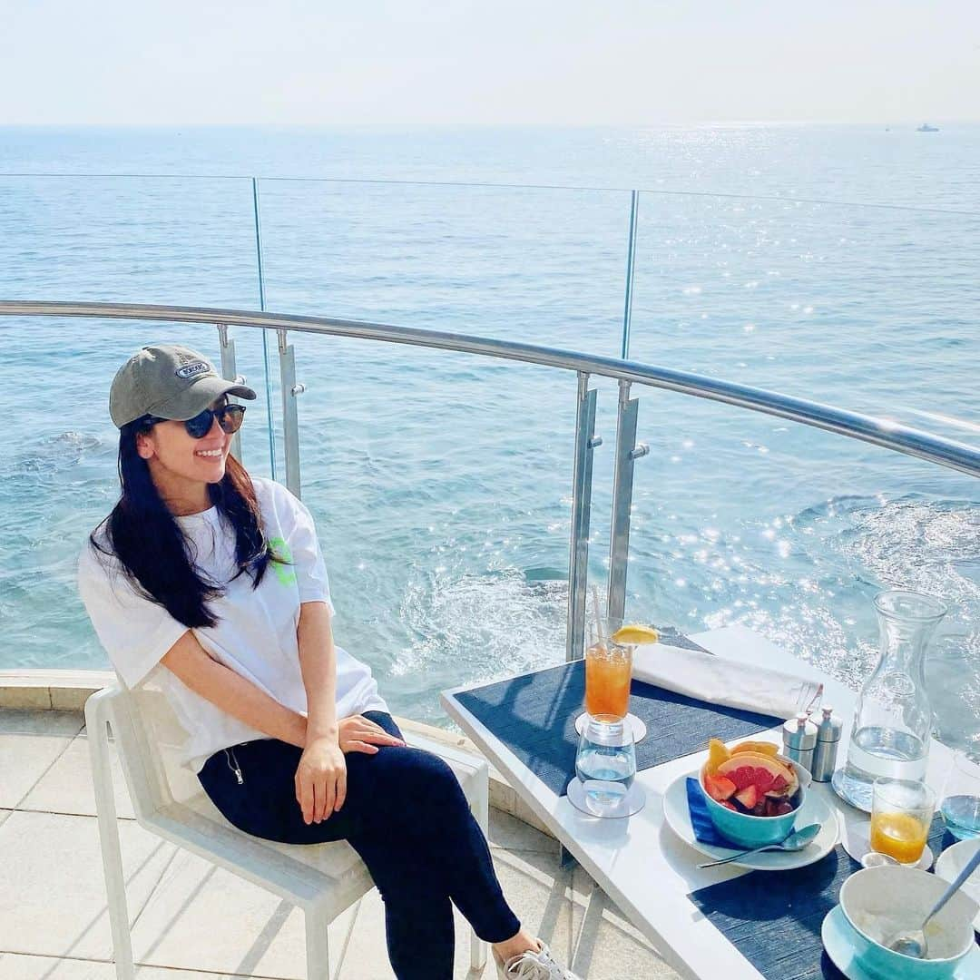 三浦マキのインスタグラム：「The best breakfast by the beach in Malibu.   投稿してなかったけど、私がLAでトップクラスに好きな ビーチ沿いのテラス席があるホテル♥️  ここで食べる朝食が最高すぎて…🥐☕️ まるで映画の舞台のよう。  お部屋から見えるサンセットも、泣けるほど美しい。  ただこんな素敵なのに、ランニング後のため服装がダサ過ぎるのが悔やまれる…😂  入国時のPCR検査も撤廃され、動き出した日本。 今年はここ数年分の旅行に行きたいな✈️  #malibu #malibubeach  #malibubeachinn」