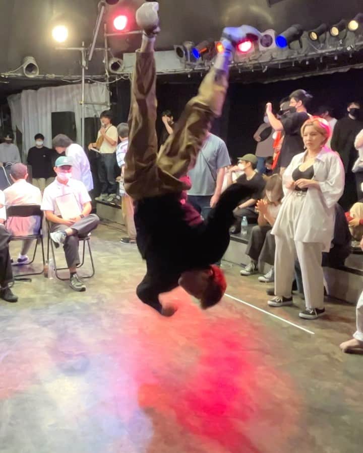 のインスタグラム：「kill the beat & freeze💥 これぞ縦系の音って曲で音ハメガチ止まりフリーズ!  🐇follow me🐇 逆立ち世界一ダンサー  @ashitaka1018  #handhop #breakdance #killthebeat #音ハメ #trickandcombo #vocaloid #逆立ち #freeze #ブレイクダンス #ギネス世界記録 #guinnessworldrecord #tatestyle #ワンラビ #forgetneverclothing #新潟」