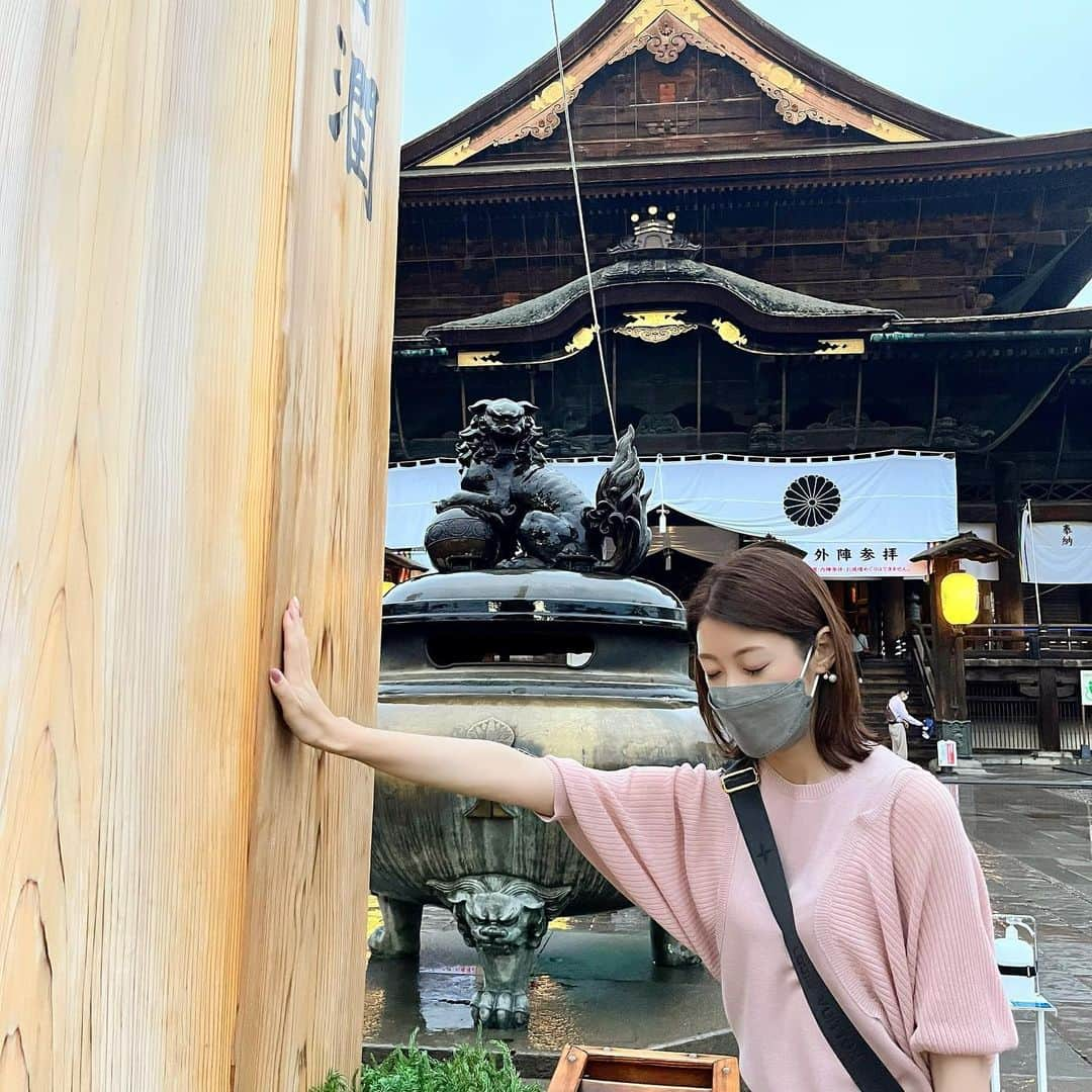 小宮山瑞季さんのインスタグラム写真 - (小宮山瑞季Instagram)「きのう善光寺御開帳に行ってきました( ¨̮ )☀️ ずっと行きたい！と思っていたのになかなかいけなくて。 家族と一緒にやっと行けて嬉しかったです🎈🌈  夕方くらいに行ったので、 スムーズに回向柱に触れることができましたよ✌💫 弟に写真も撮ってもらいました📸 記念記念～😎✨  おみくじをひいたら、大吉💓 何かいいことありそうです！！！   #善光寺  #zenkoji  #御開帳  #回向柱  #前立本尊  #善の綱  #ご利益  #参拝  #長野  #長野市  #nagano  #長野観光  #休日  #過ごし方  #家族と  #雨すごかった  #大吉  #おみくじ  #長野放送  #アナウンサー  #小宮山瑞季」6月12日 18時18分 - komiyama_mizuki