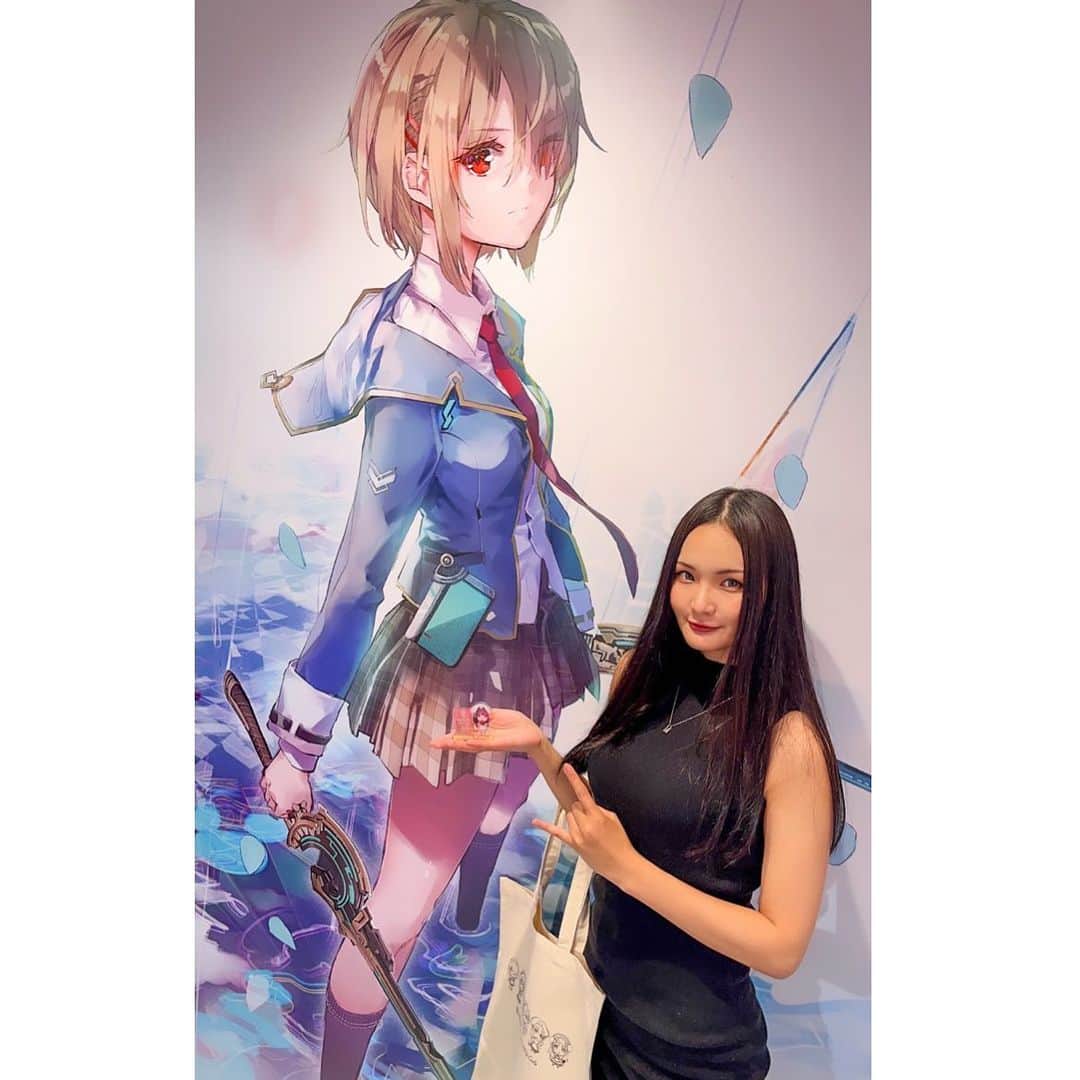 のインスタグラム：「#ヘブバンカフェ 行ってきました！♥  沢山のファンの皆さんにヘブバンが愛されている様子を実際に感じ、感激…  ギャイアグレイーイボドドドゥドオーカレー美味しくいただきました、 ヘブバンスクリーム担当です🍛⚡️lml カレンちゃんアクスタもお迎えばっちり🤍  #ヘブバン   #ヘブバンカフェ #heavenburnsred #serenityinmurder」
