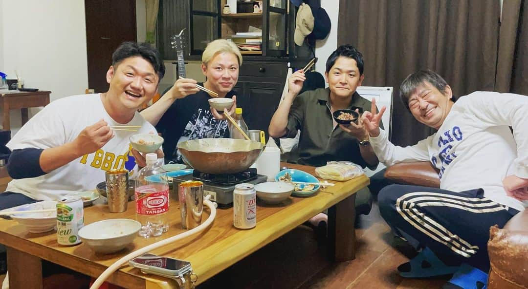 お兄ちゃんのインスタグラム：「先日メッセンジャー黒田さんに激ウマ鍋と、あの相席食堂で話題になった黒田名物「タコ飯」をご馳走になりました！ 美味すぎて笑けました！ ご馳走でした！ #ずっとしゃべってた #メッセンジャー黒田 さん #お誘いありがとうございます #千鳥ノブ さん #おもしろ漫才ゴシップ後輩 #ガクテンソク奥田 #ビタミンＳ #タコ飯 #たこめし #一番美味い」