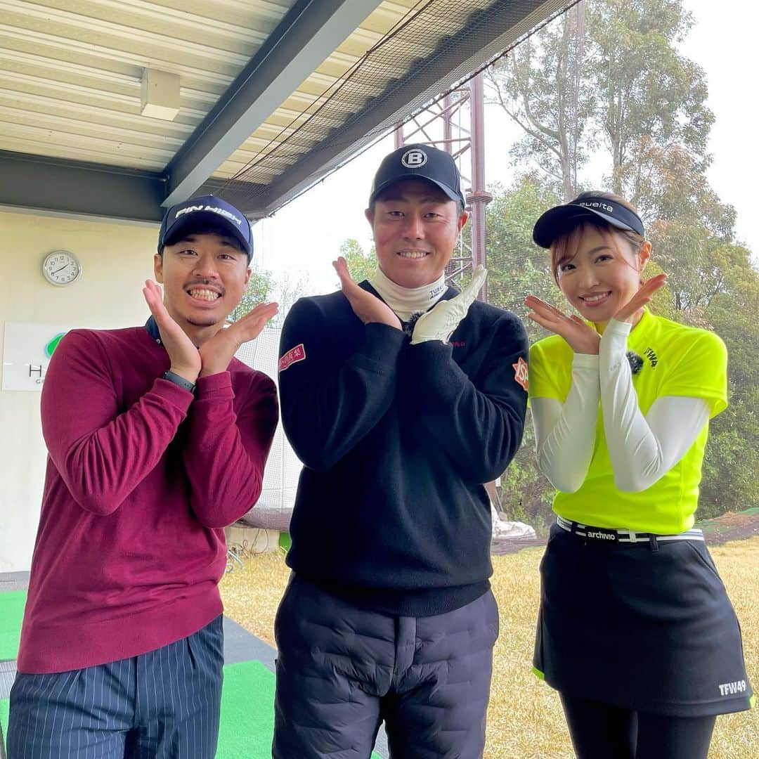 高橋としみさんのインスタグラム写真 - (高橋としみInstagram)「uuum golfと谷原プロのYouTubeコラボ✨ 実際にレッスンしていただきました😊⛳️ 今日のアイアンレッスンもとても為になります💕  4月の撮影で、寒すぎで呂律が回ってない🥹 カミカミですが動画ぜひ見てください⛳️笑  #ゴルフ#ゴルフ女子#golf#谷原秀人　プロ#須藤裕太　プロ#uuumgolf #ハンズゴルフクラブ #hanzgolfclub」6月12日 20時41分 - toshimi_1002