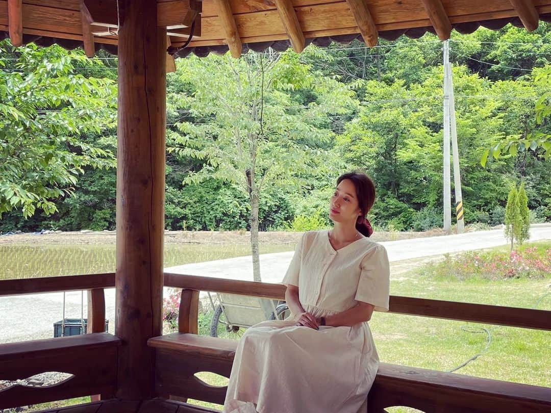 チョン・ヘビンのインスタグラム：「경남 합천에 #오두막공동체 에 방문해서 음식을 나누고 멋진 이야기들을 나누고 숲 푸른곳에서 숨 돌리고왔습니다  남편에게 염미정처럼 찍어달라고 부탁했는데 느낌있네요 (큭♡)」