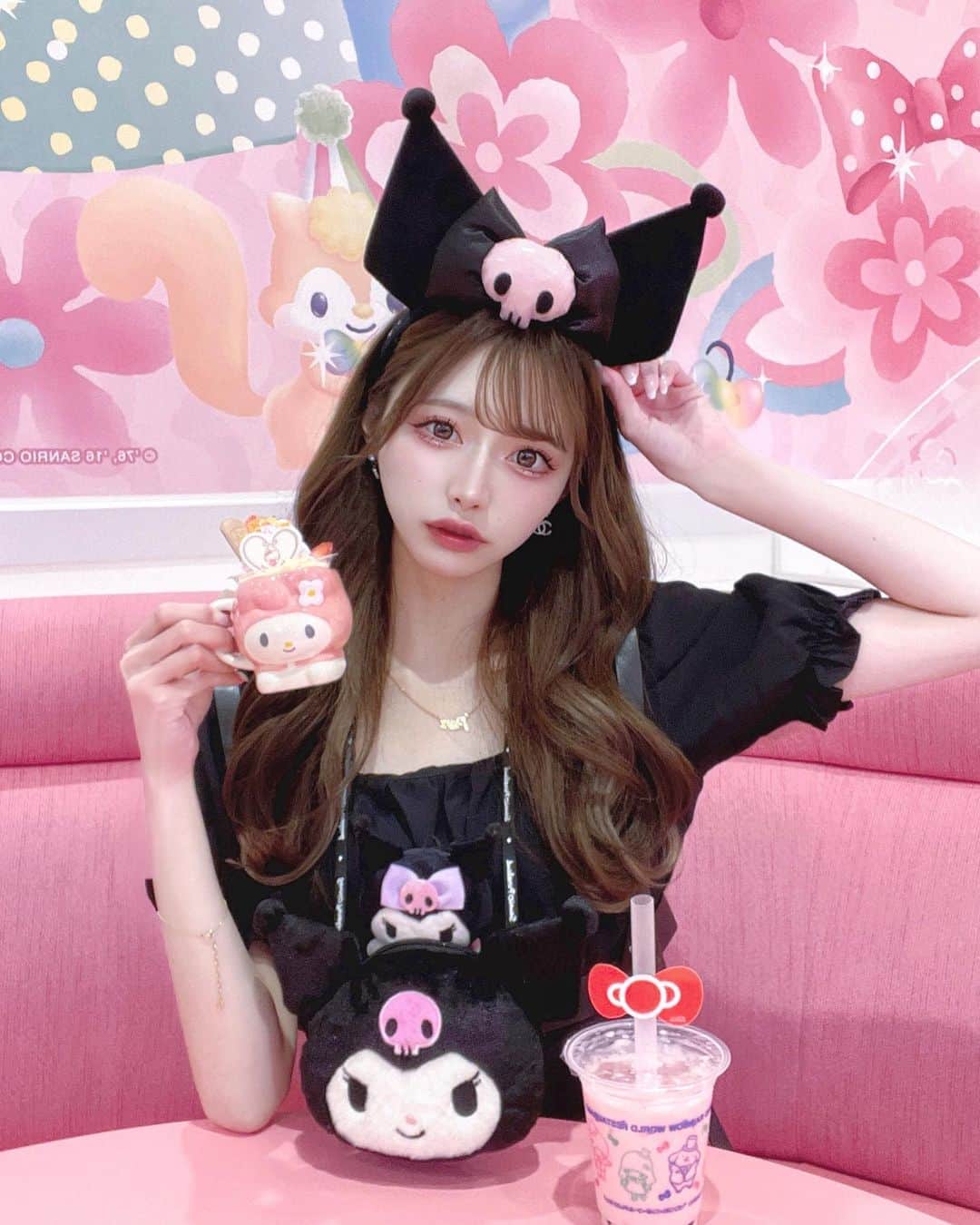 のインスタグラム：「クロミとマイメロ💜💗 次はメルヘン工房したい😿😿💭  #ピューロランド #ピューロランドコーデ #サンリオピューロランド #サンリオコーデ #クロミ #クロミコーデ #クロミちゃんグッズ #おそろコーデ #量産型オタク #地雷系 #サンリオカチューシャ #ピューロジェニック#メルヘン工房 #sanriocharacters #sanriopuroland」