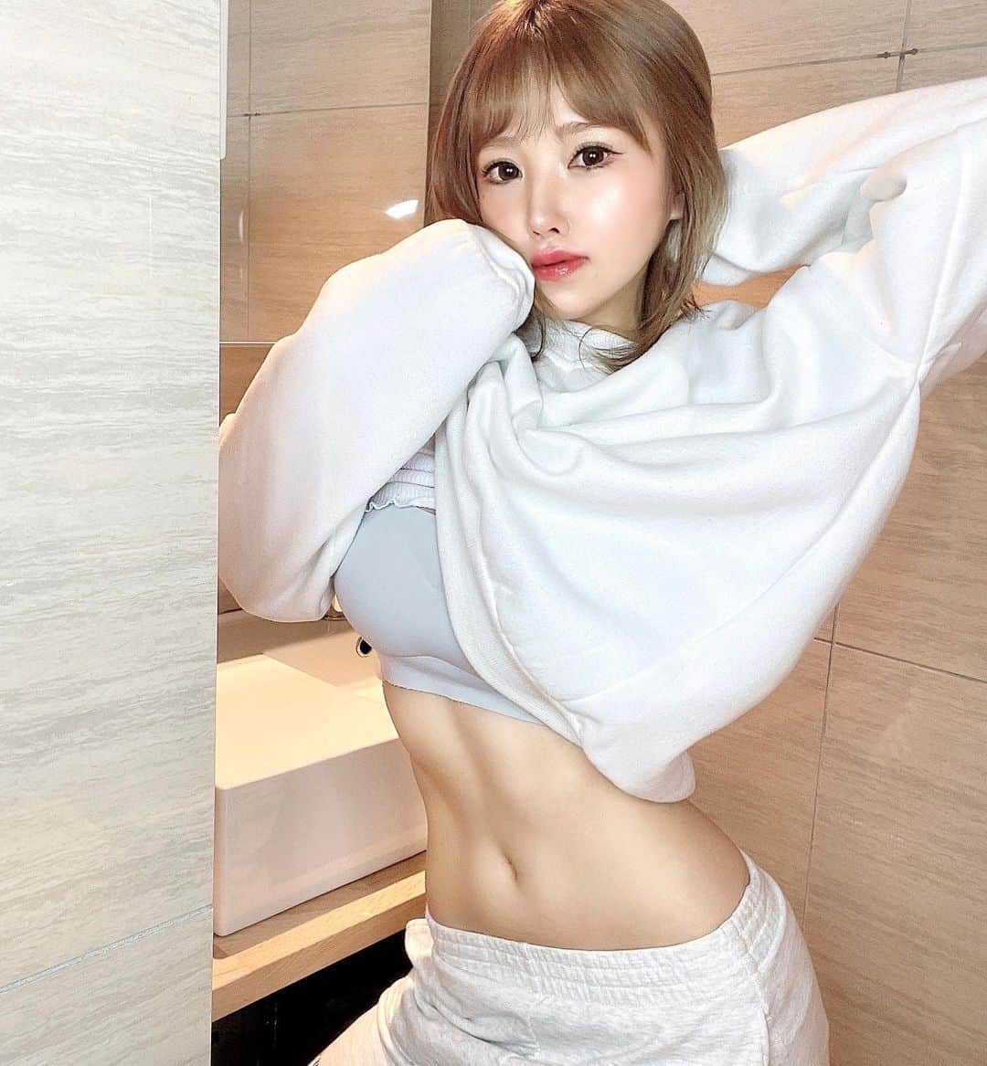 佐崎きさきのインスタグラム：「. 皆さんこんばんは🌆✨ 毎週水曜、金曜、日曜の20時は ミーグラム更新です♪ . ここでしか見れない私を 楽しんでくれると嬉しいです🥰🥰 是非登録して見てみてくださいね💕☺️ . . .  #腹筋 #肌肉 #腹肌 #照片 #性感內衣  #性感睡衣 #減脂 #training  #fitness  #トレーニング #ファッション #운동 #사진 #미용」