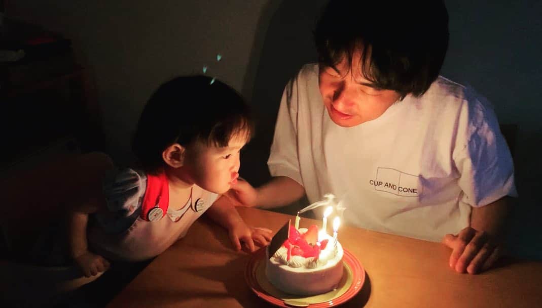 本多力さんのインスタグラム写真 - (本多力Instagram)「43歳になりました🎂 ケーキのローソクは娘が先にふーっと消しました。誕生日ケーキのローソク消されて嬉しいと思うとは思ってなかったです。新しい感情を手に入れました。人生まだまだこれからだなぁと思いました。 43歳からもよろしくお願いします！」6月12日 21時48分 - hondachikara